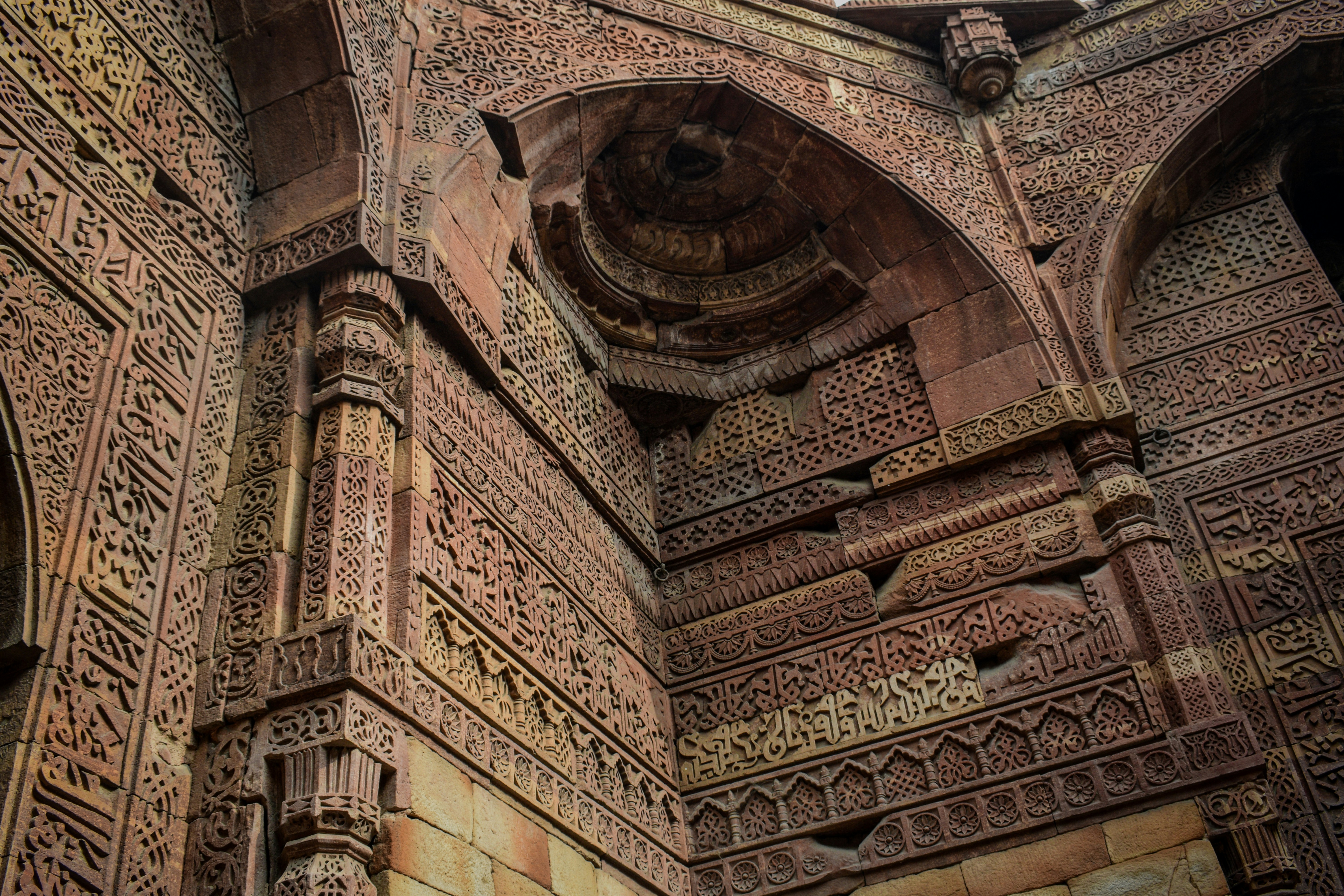 Ein großes Gebäude mit einer Uhr an der Seite