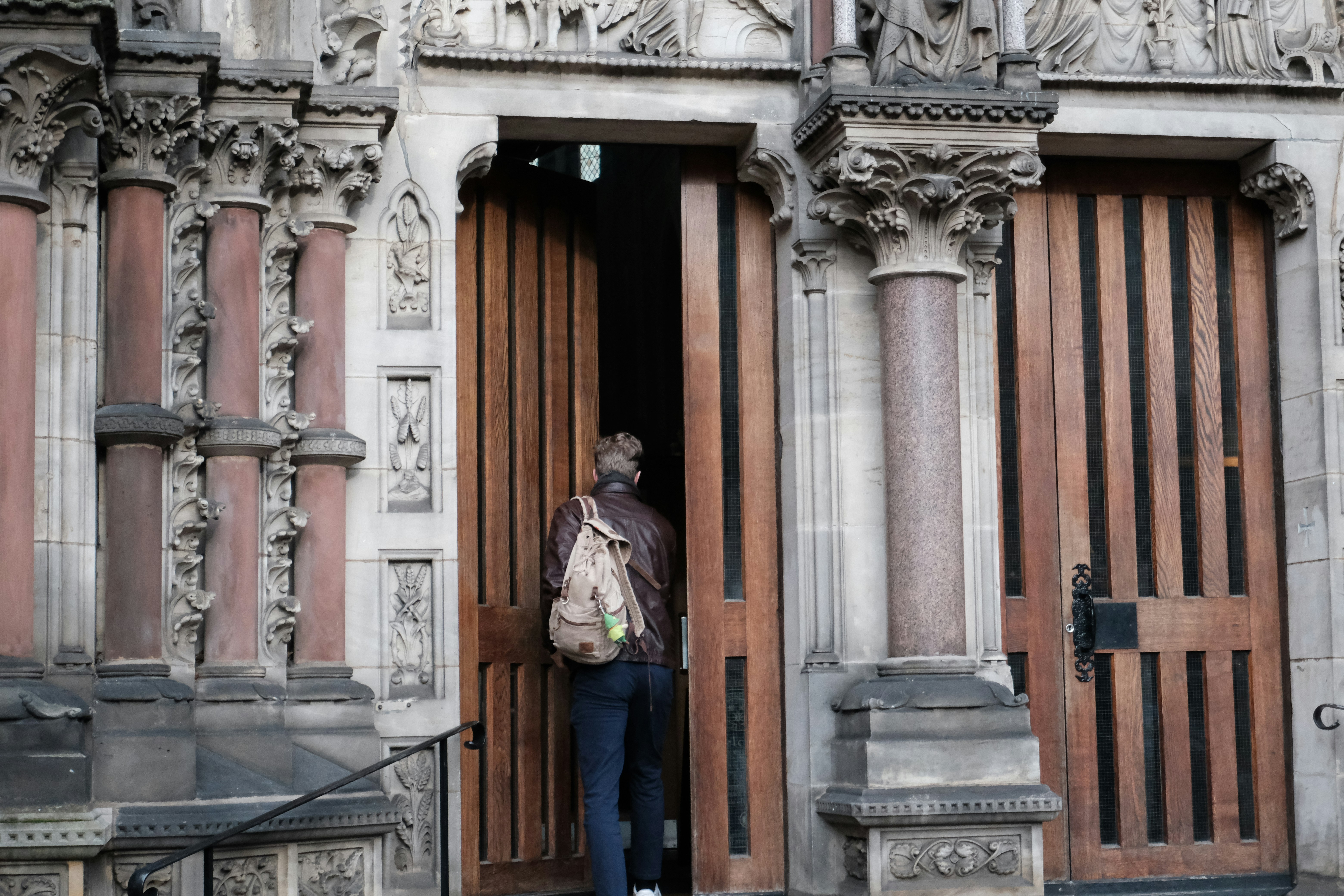 建物の出入り口に立っている男性