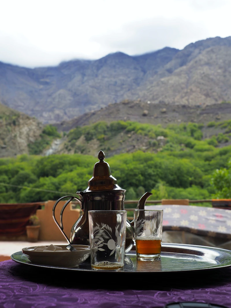 Plateau marocain avec théière et verres dorés