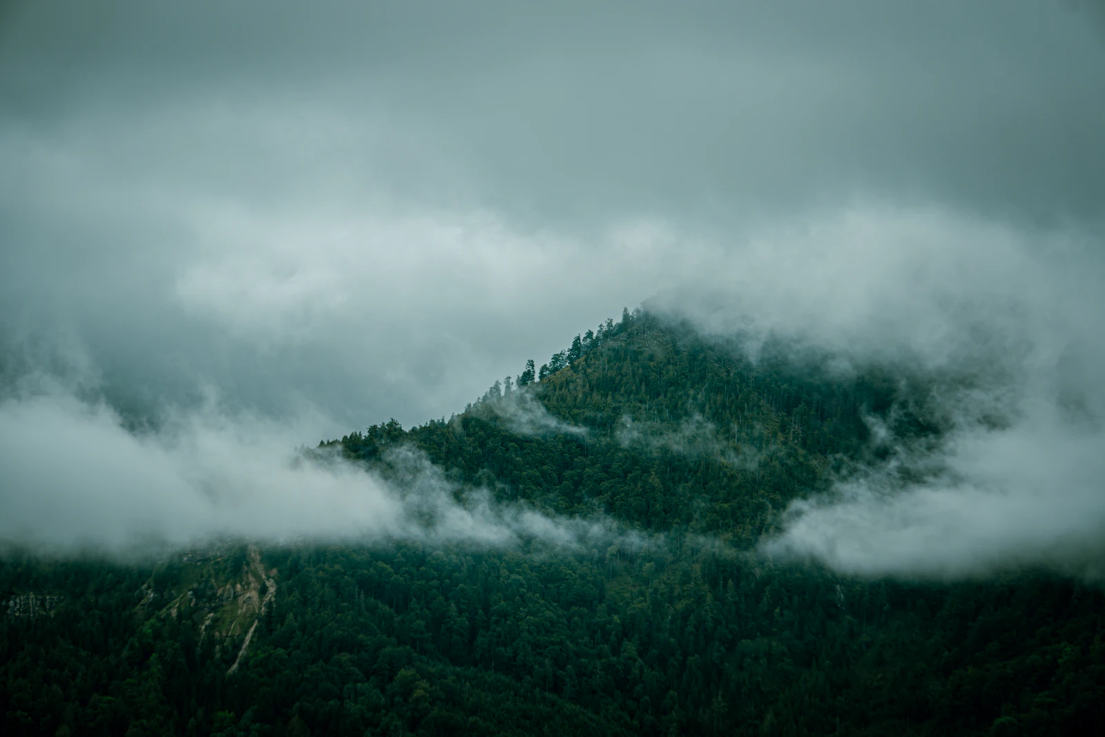 Montagne noyée dans le brouillard et les nuages bas — photo d'illustration, non prise à Vallorcine