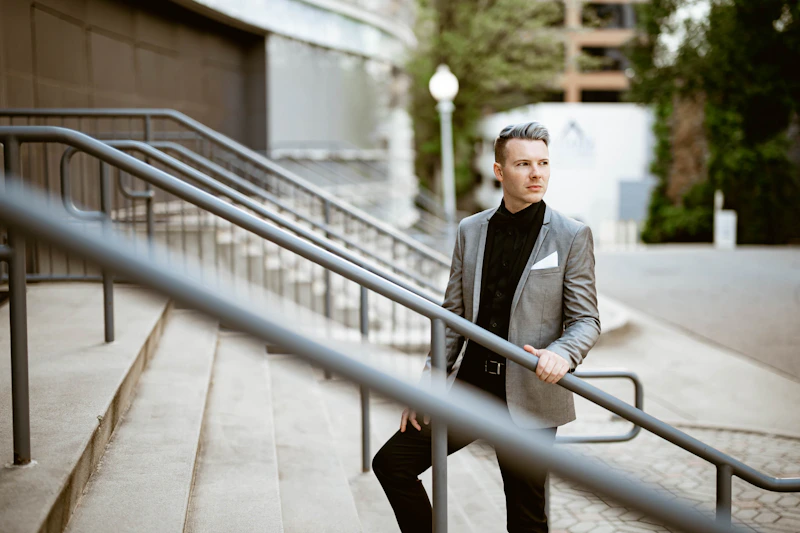 Caballero exitoso en traje en una escalera