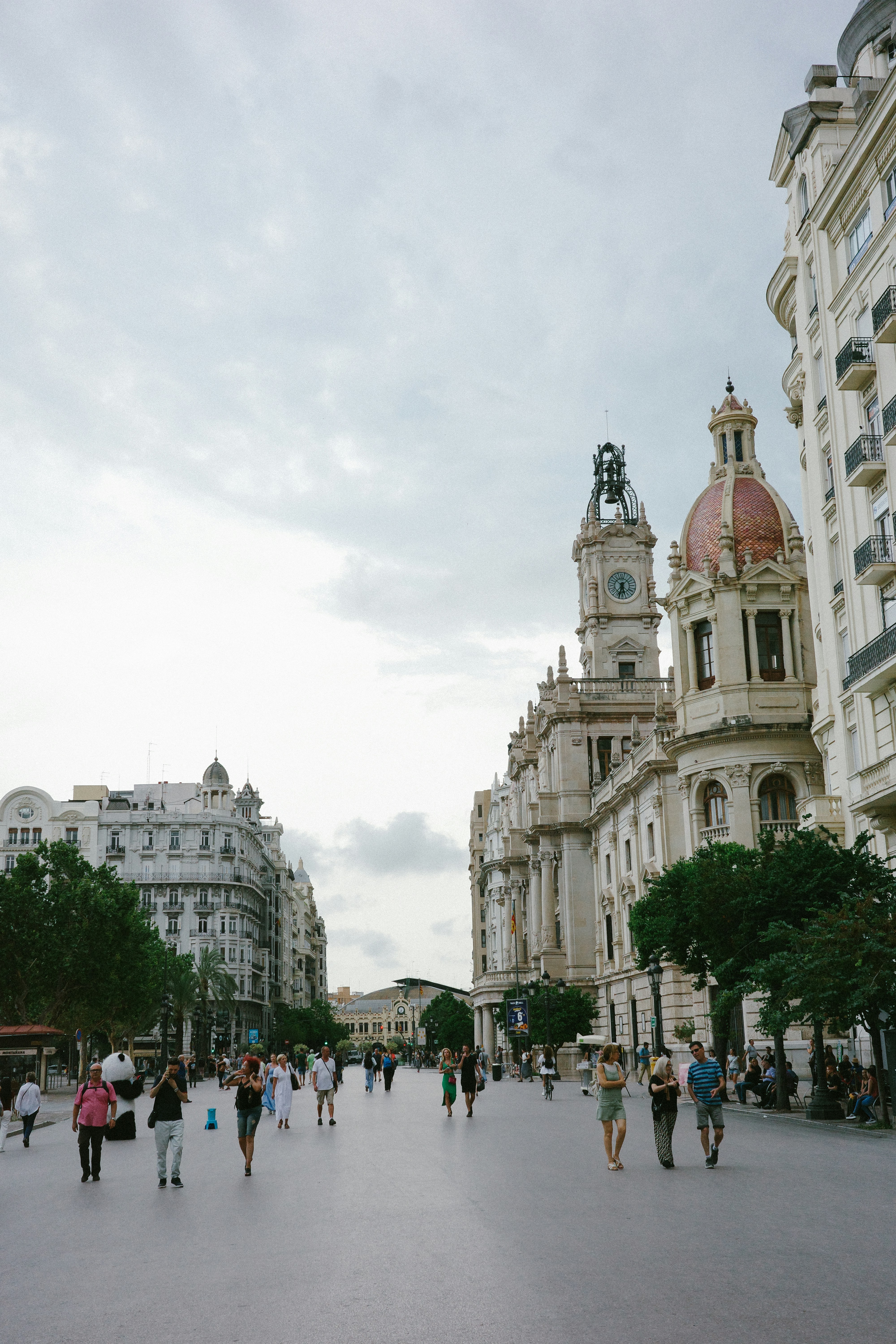 What is the best neighbourhood in Valencia for tourists?