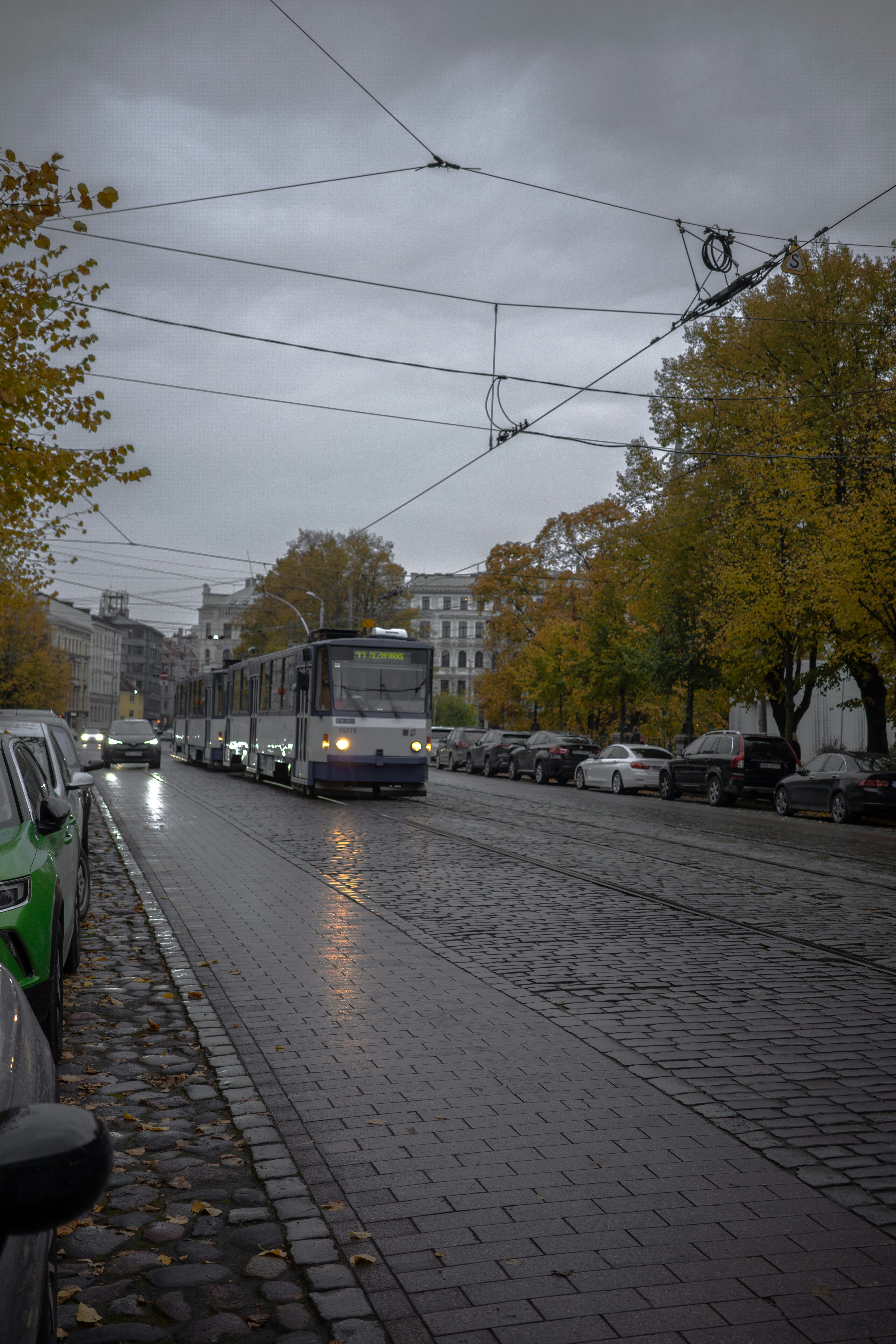 A city street with cars parked on the side of it