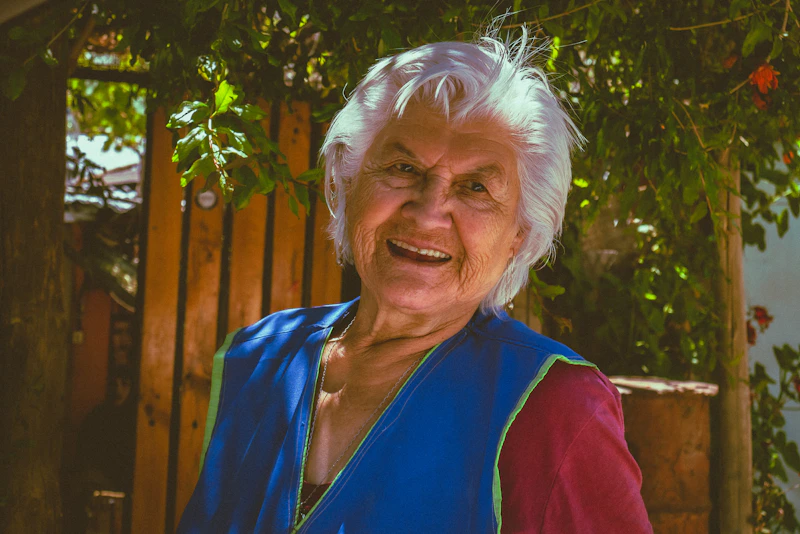 Experimentada Sugar Mommy de pie frente a una valla de madera.