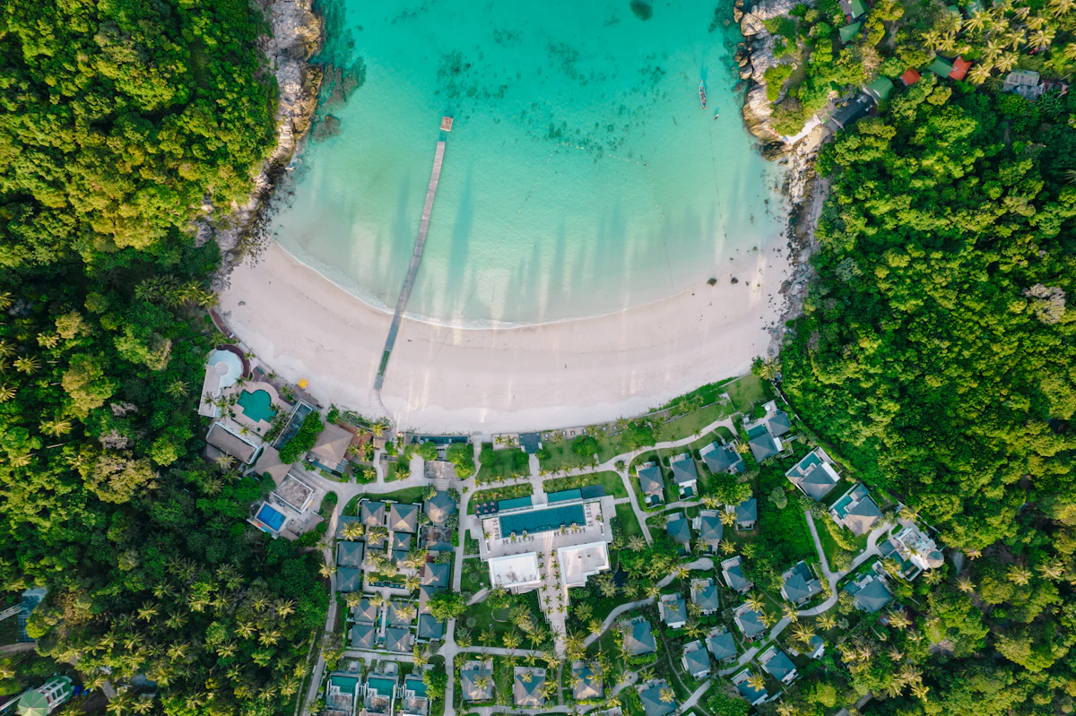 Vista aérea de una playa y una laguna tropical