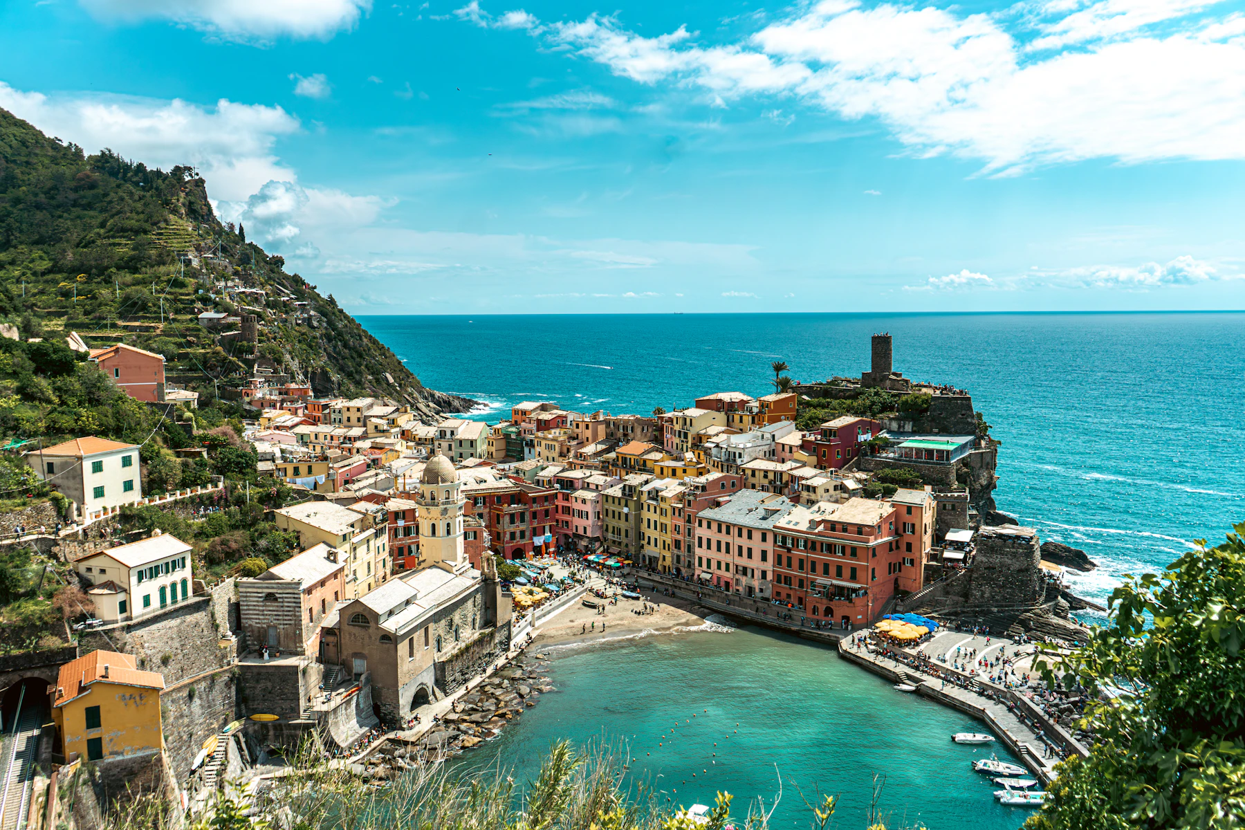 Vernazza – bunte Häuser an der Hafenbucht der Cinque Terre