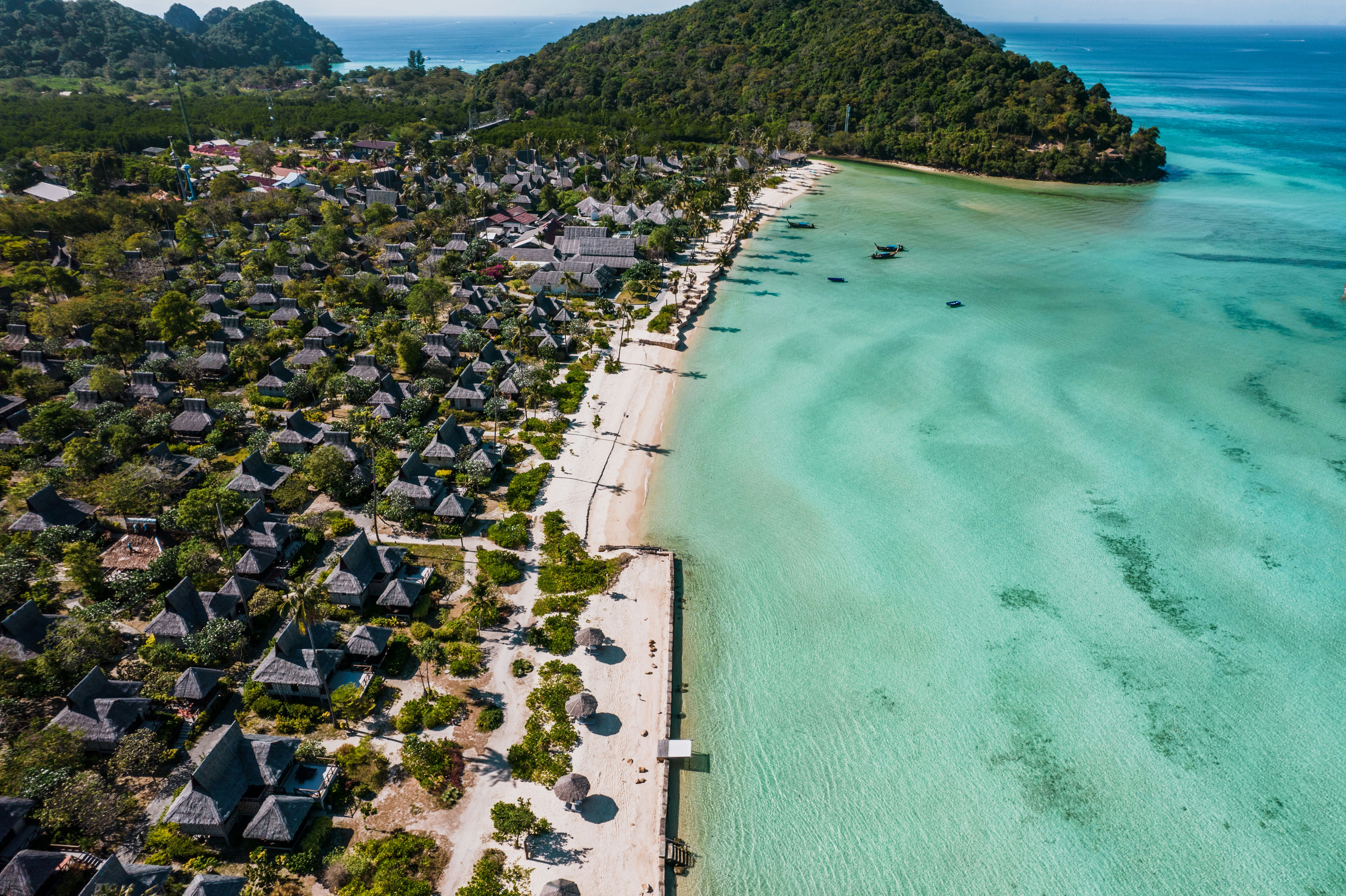 Una vista aérea de una playa y un resort