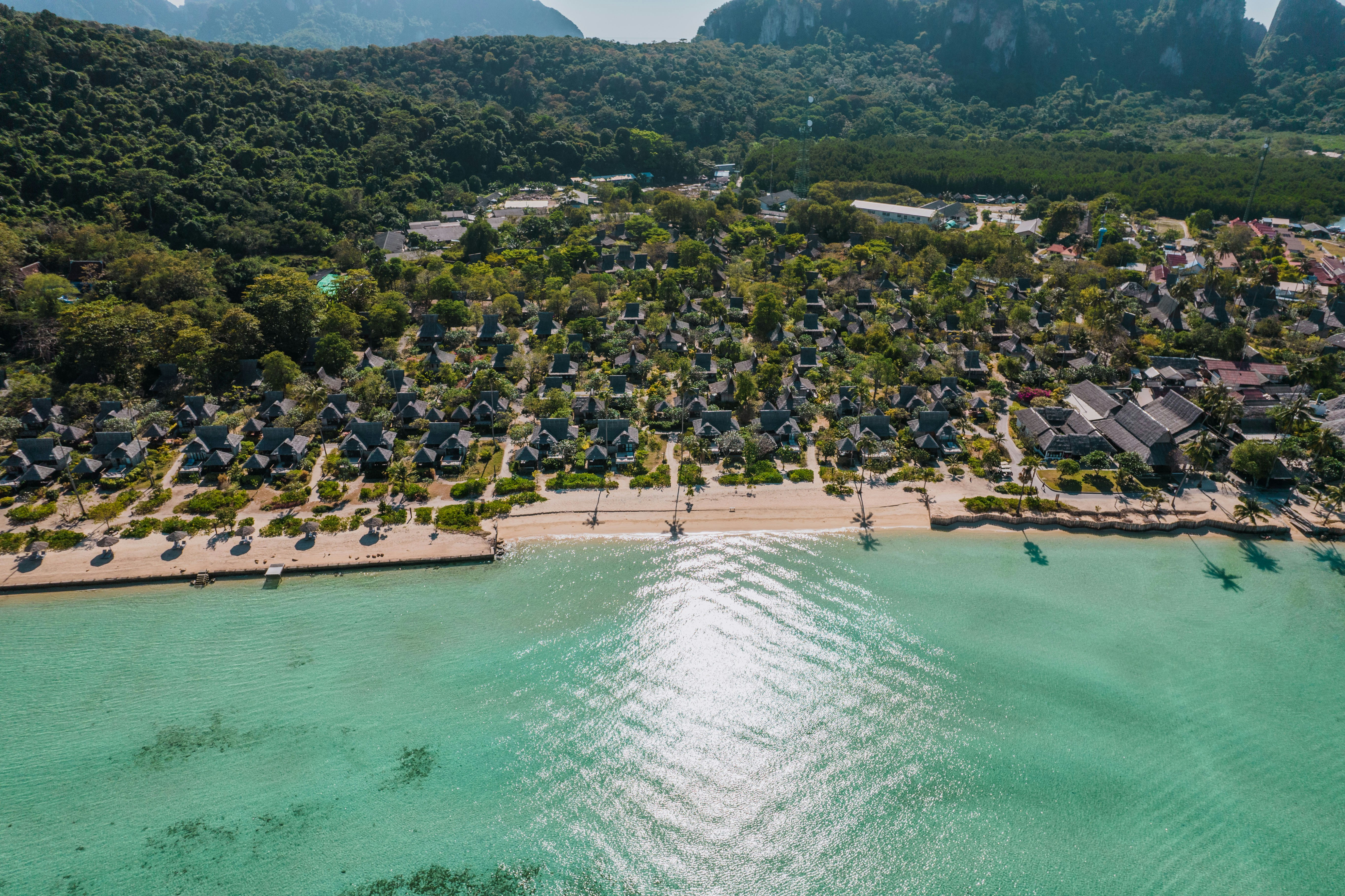 Una vista aérea de una playa con una cadena montañosa al fondo