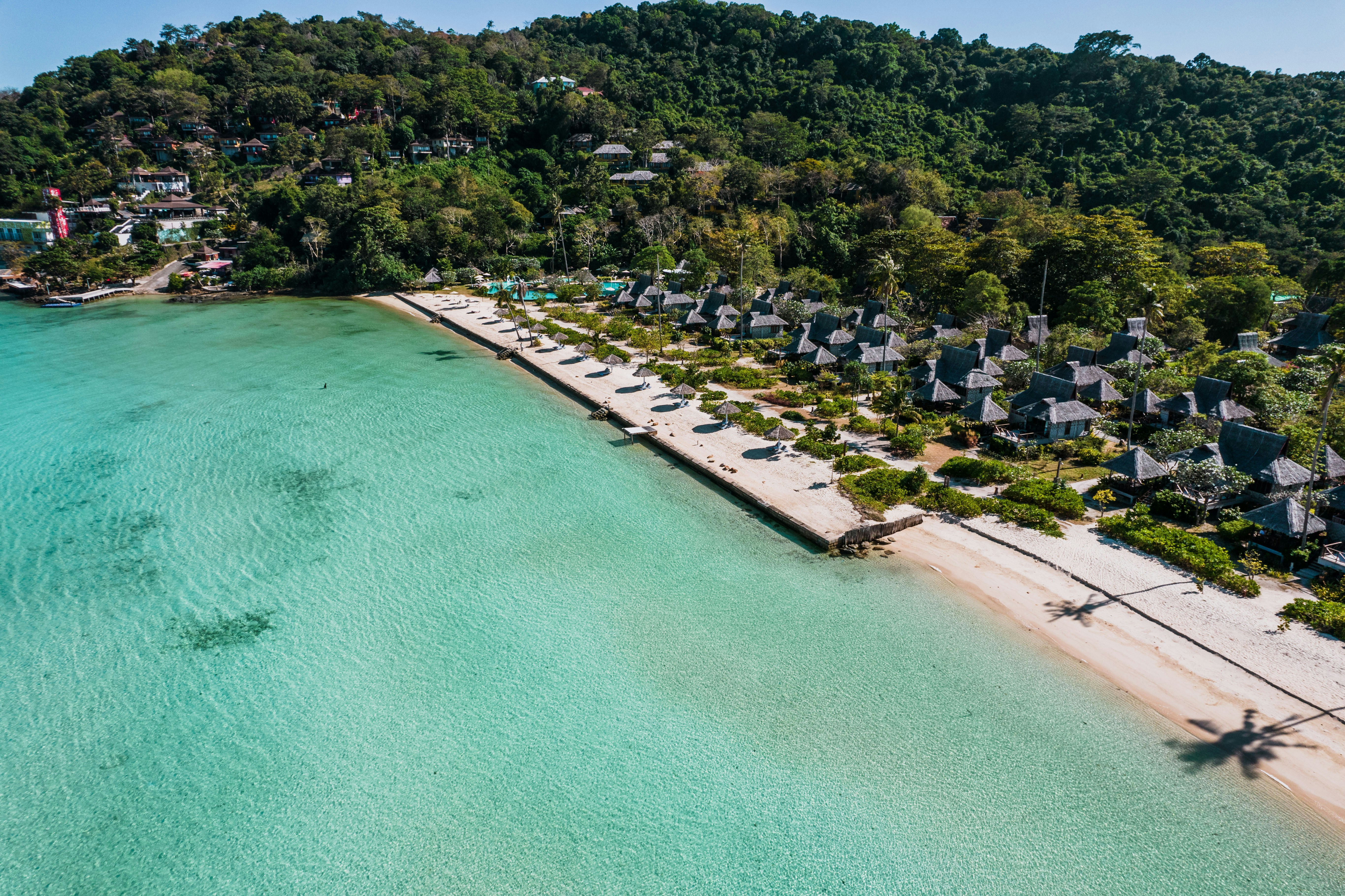 A vista de pájaro de una playa y un resort
