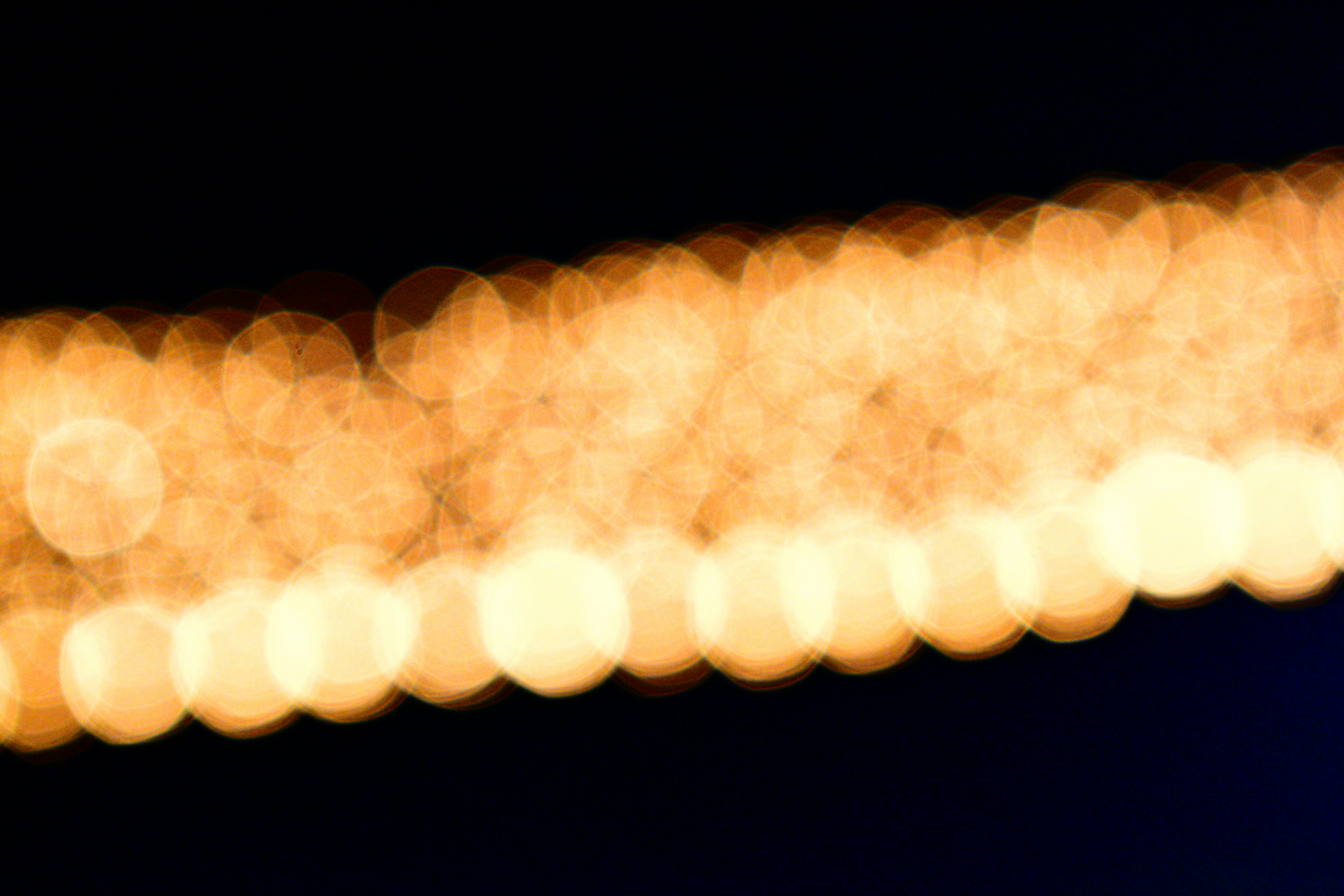 Ein verschwommenes Foto einer Straßenlaterne bei Nacht