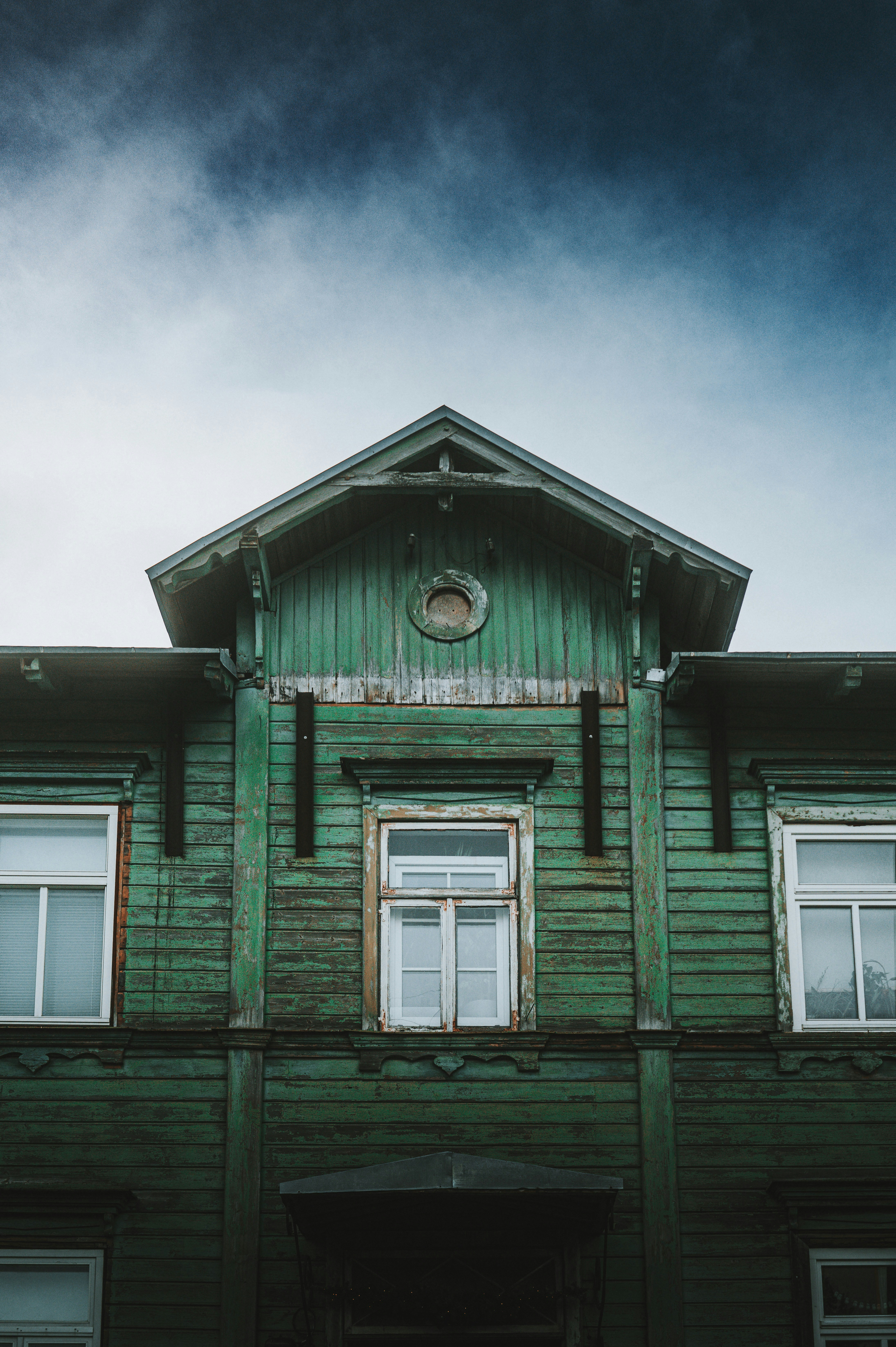 その上に時計が乗った緑の建物