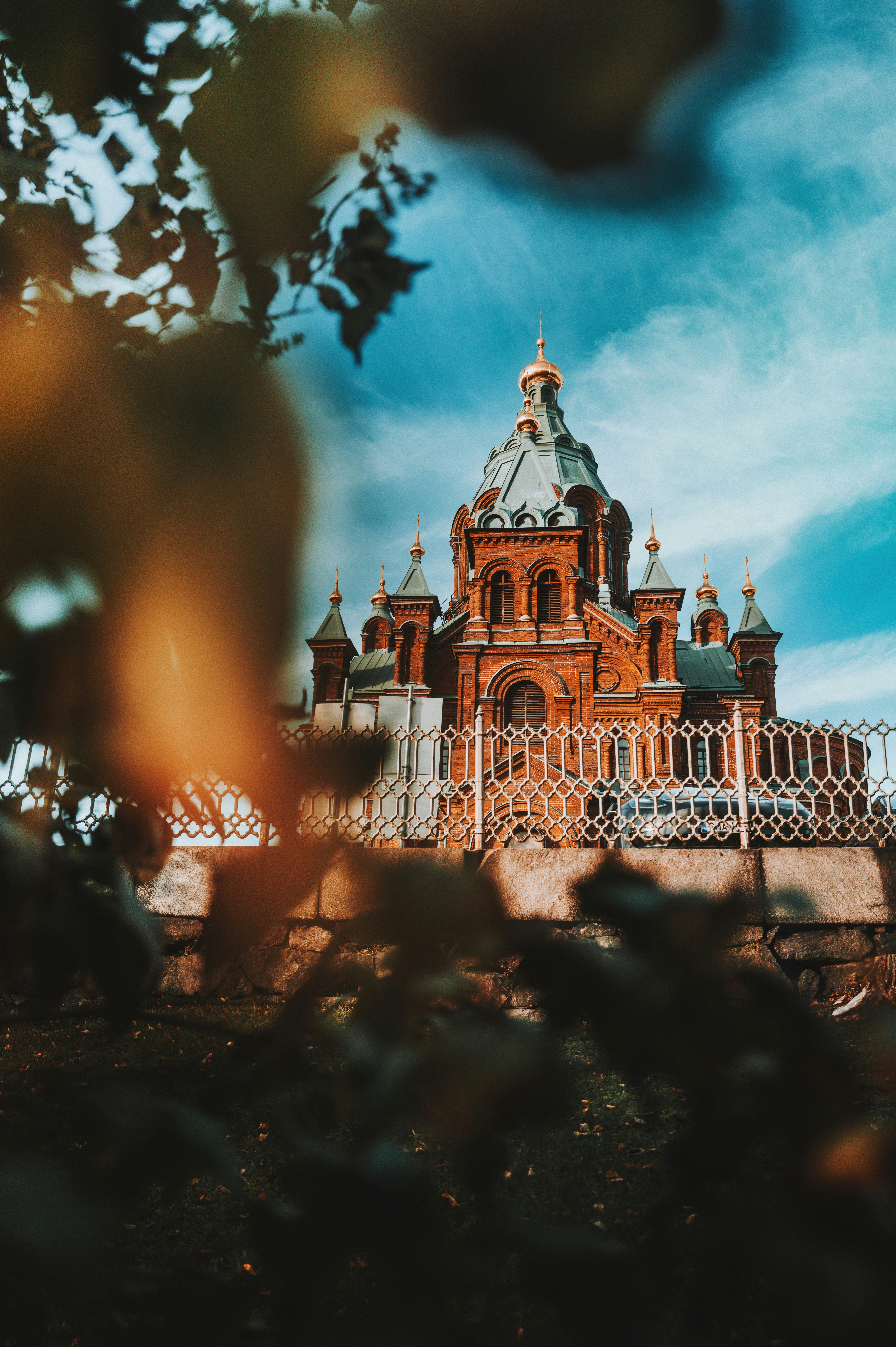 その上に時計塔がある大きな建物