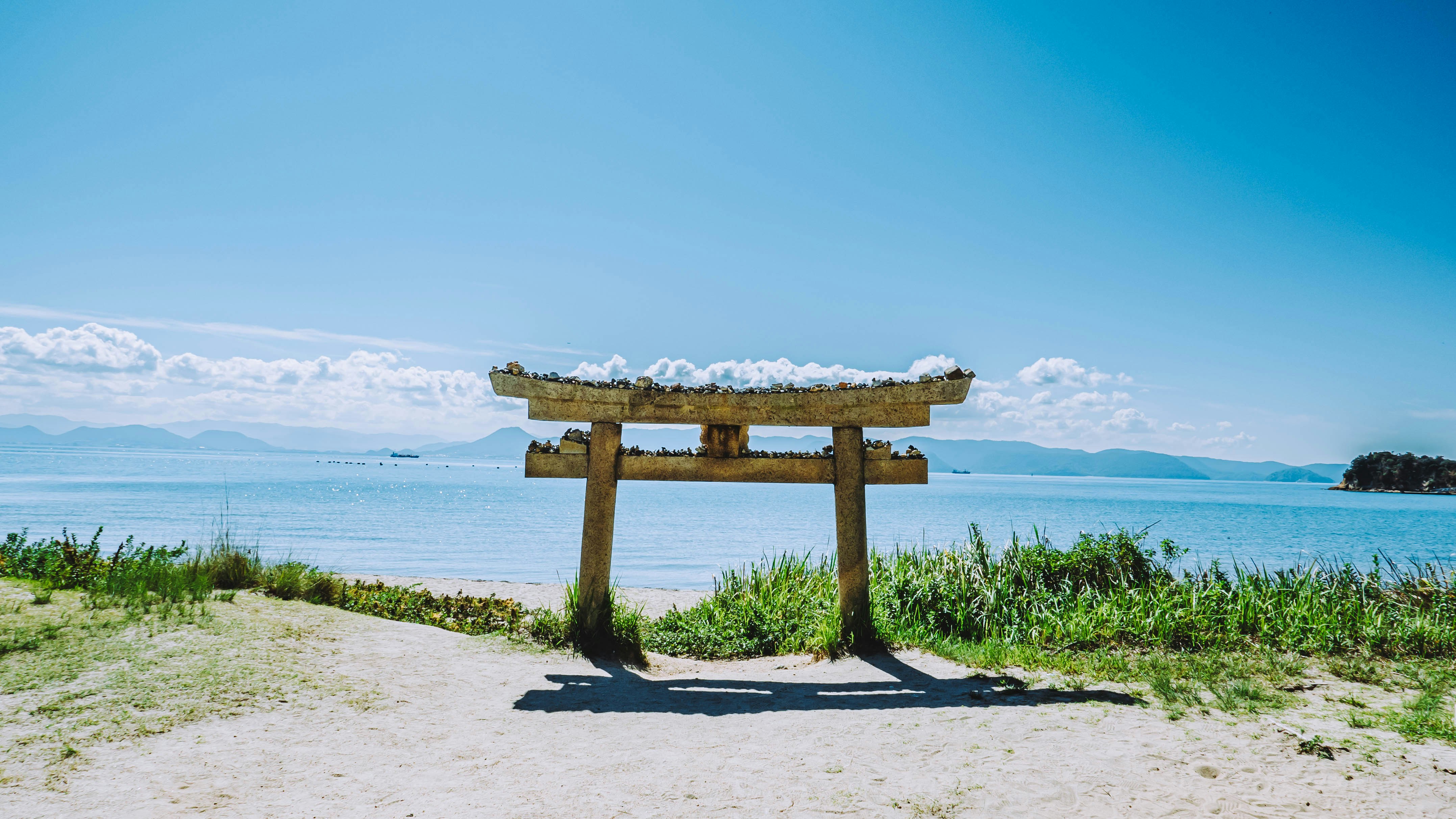A wooden bench sitting on top of a sandy beach