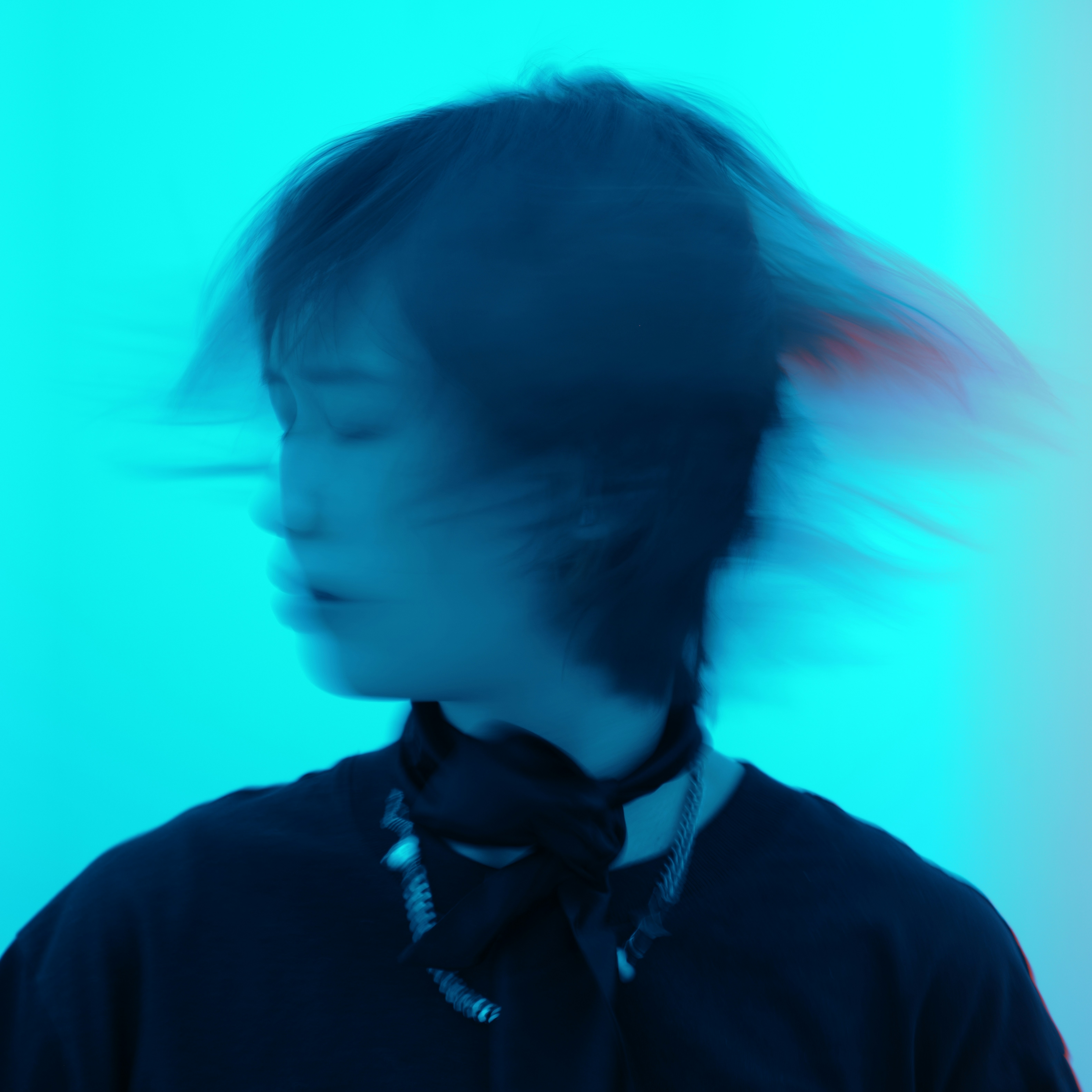 Una foto sfocata di una persona con una cravatta