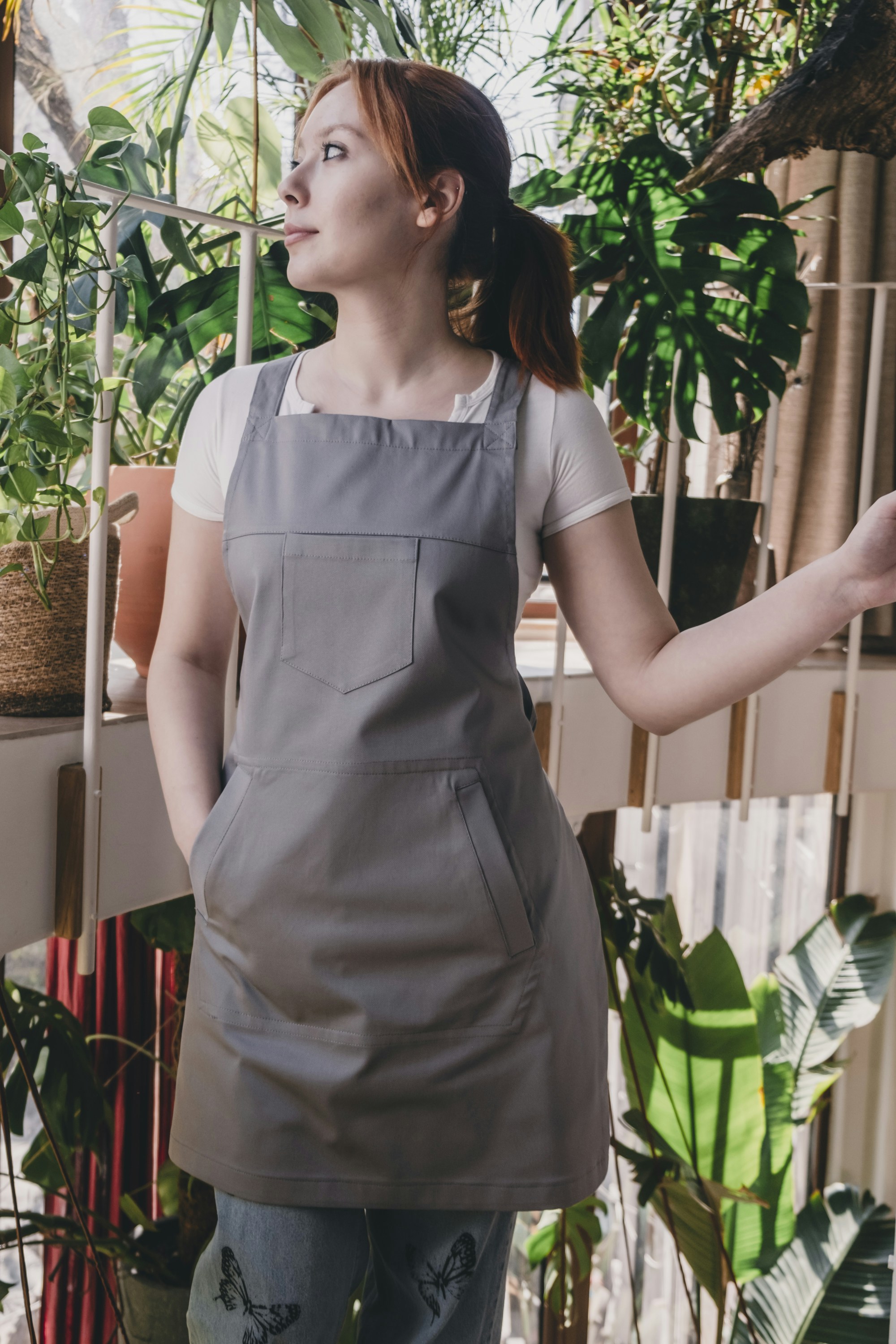 Eine Frau, die vor einigen Pflanzen steht