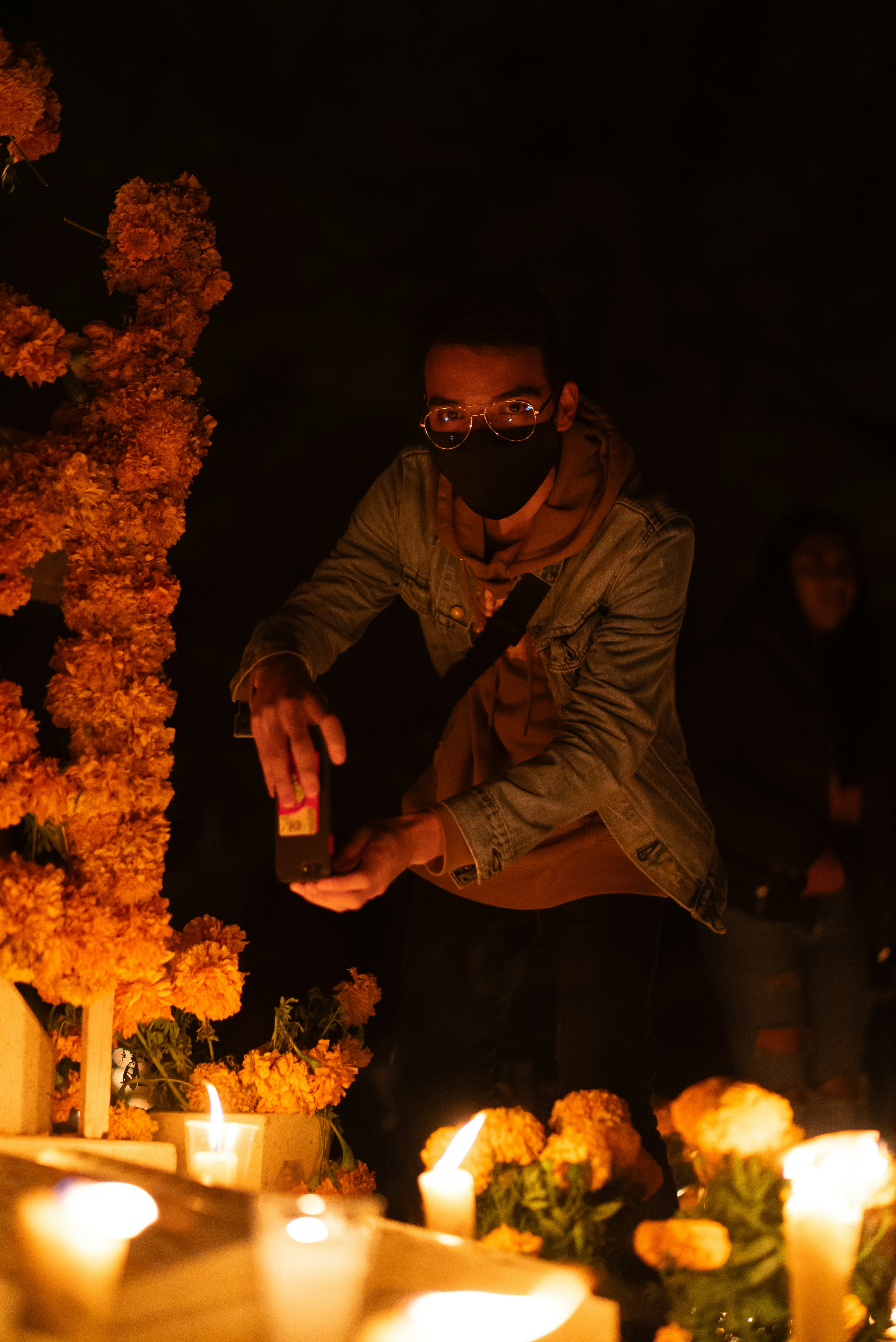 Ein Mann mit schwarzer Maske und einigen Kerzen