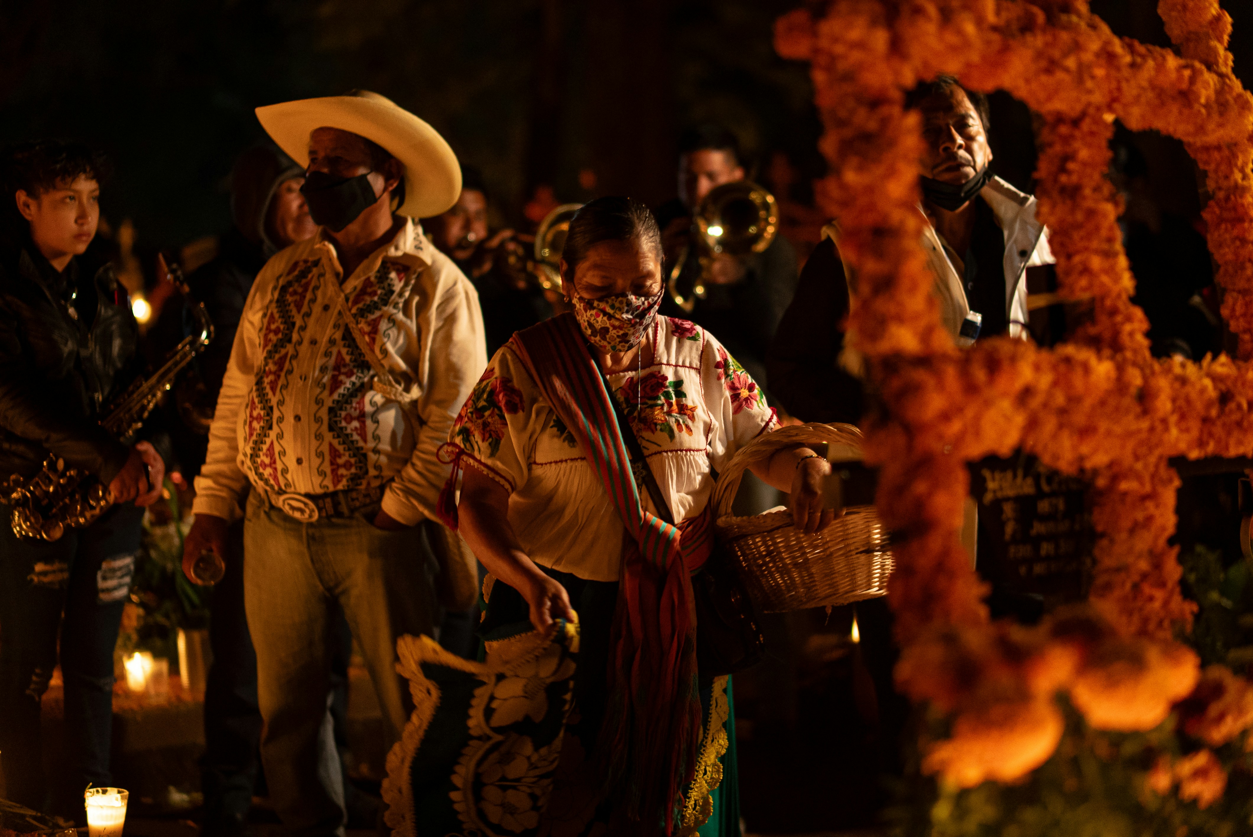 Eine Gruppe von Menschen, die nebeneinander stehen