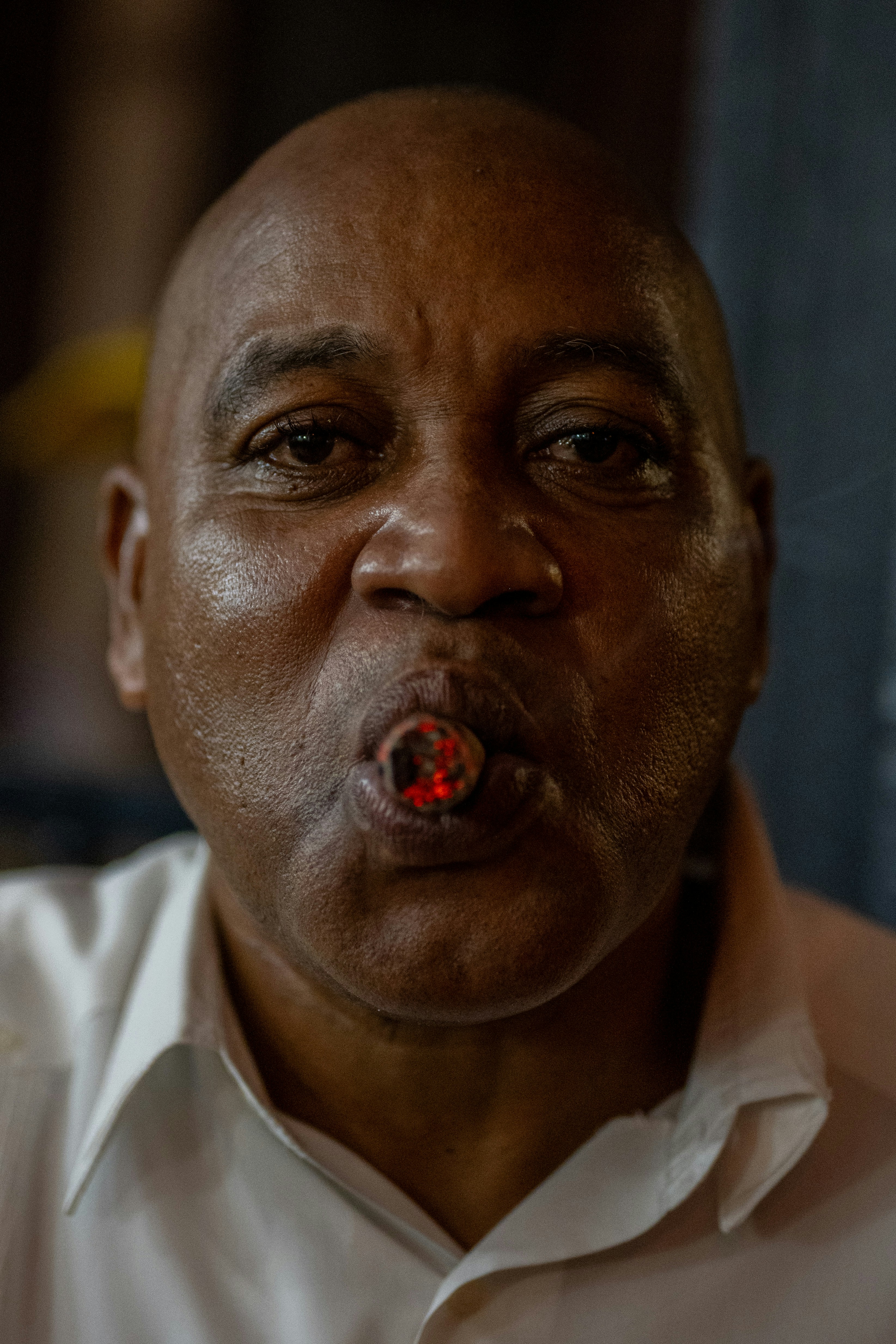 Ein Mann, der mit herausgestreckter Zunge ein lustiges Gesicht macht