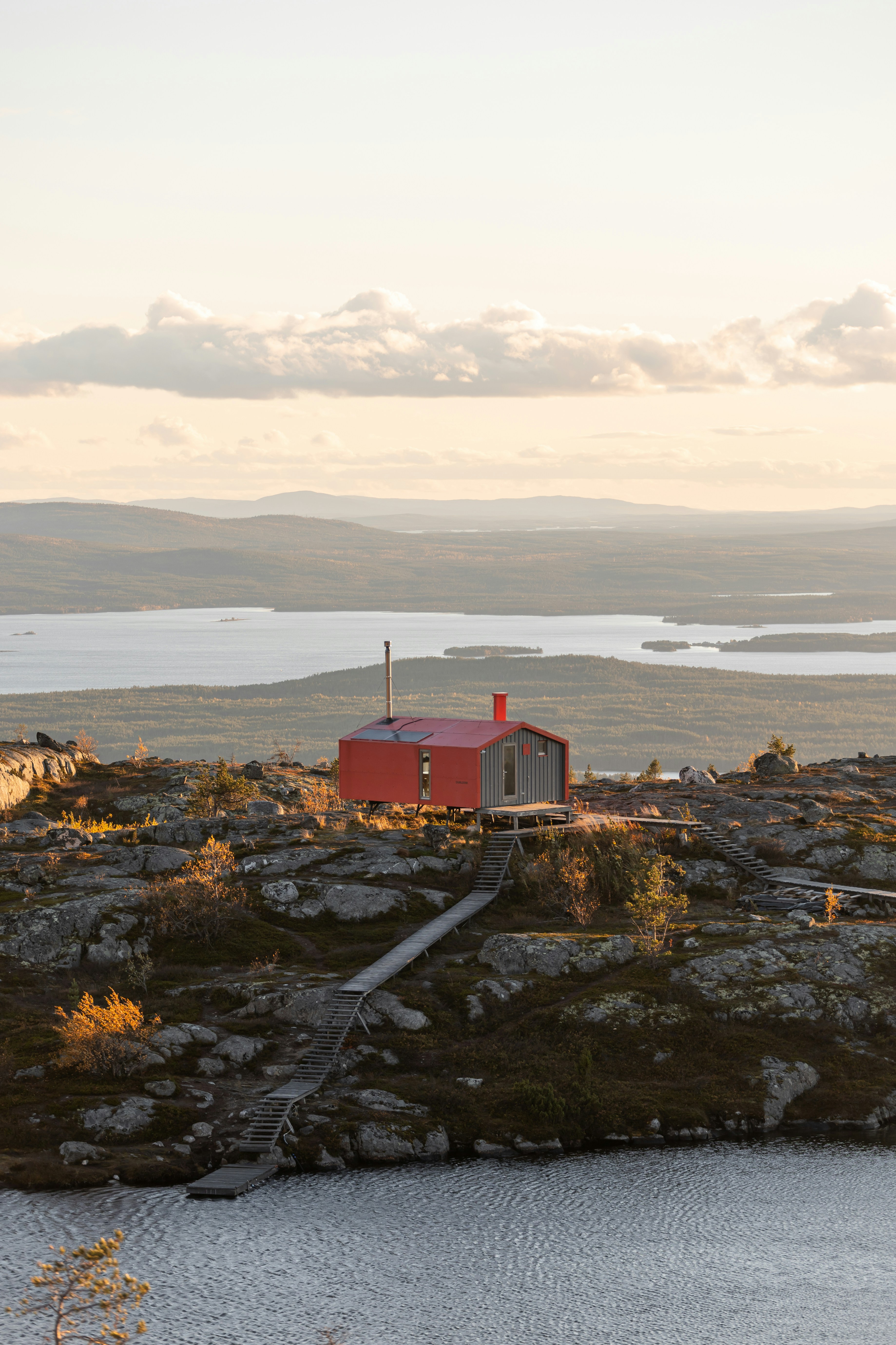 Ein kleines rotes Haus auf einem Hügel