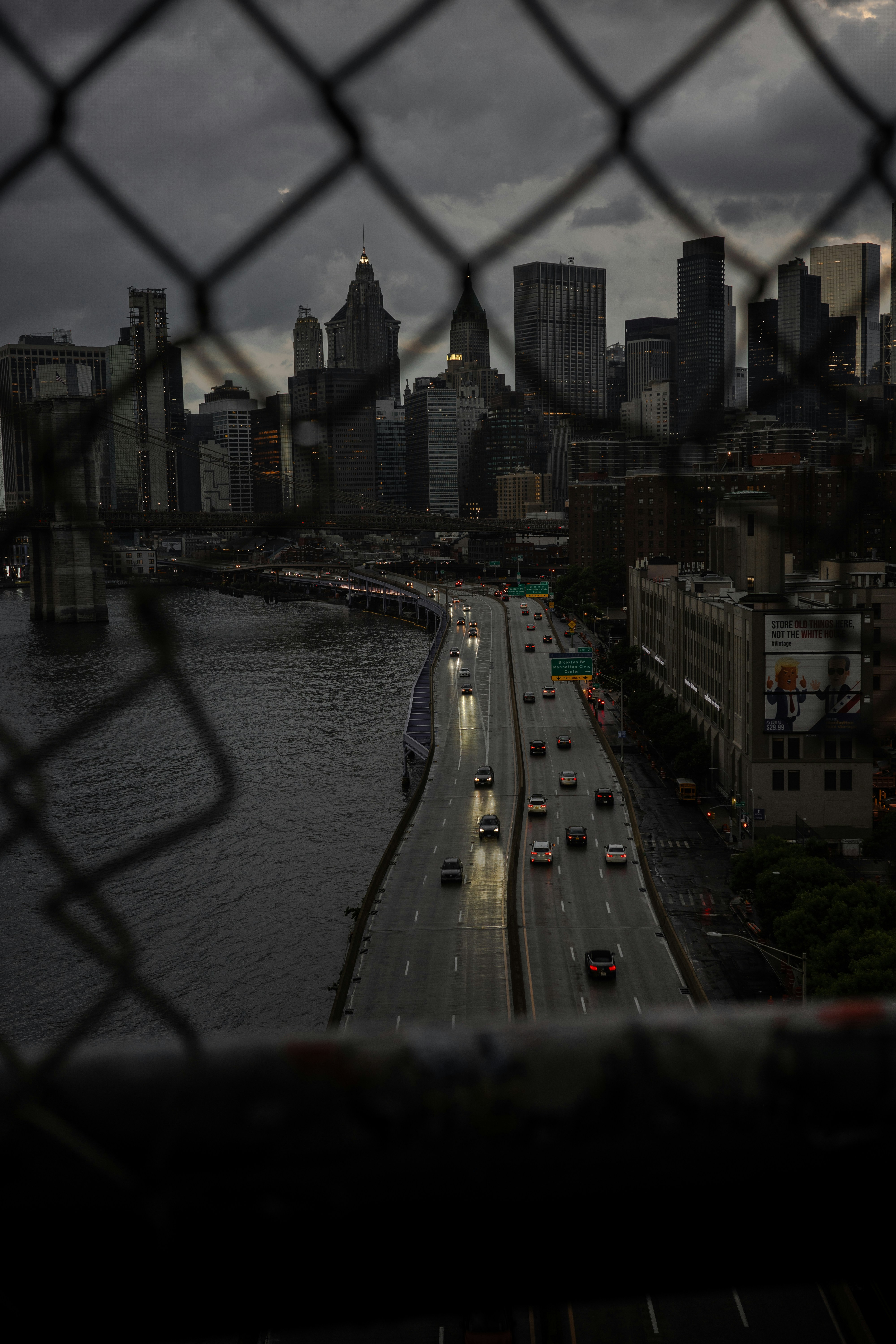 체인 링크 울타리를 통해 보이는 도시 스카이라인 전망 사진 – Unsplash의 무료 자동차 이미지