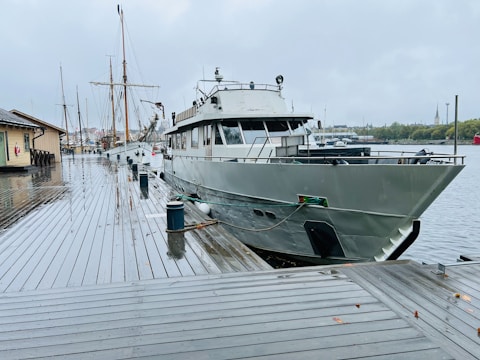 A boat docked at a dock in the rain
