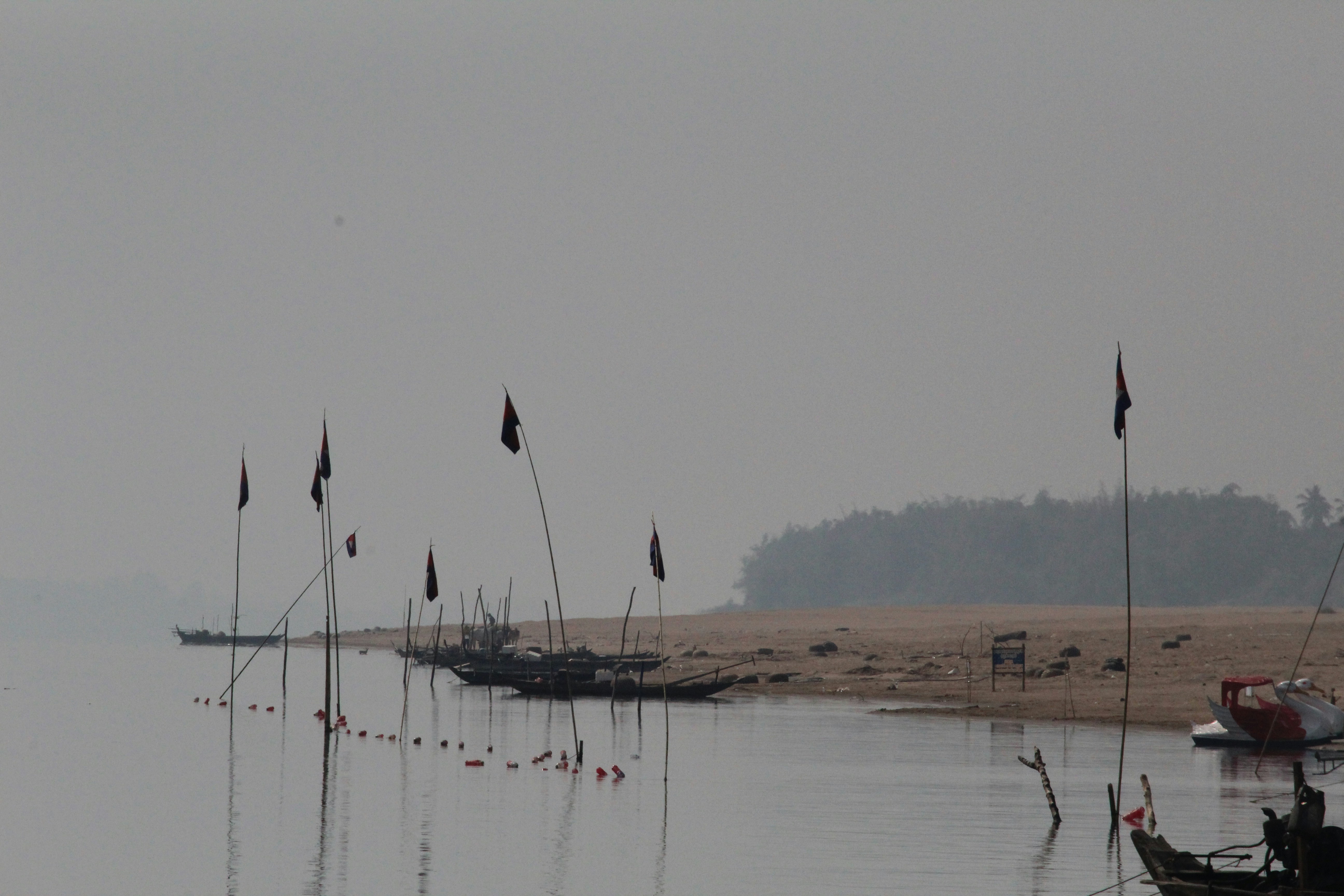 Sekelompok perahu mengapung di atas danau
