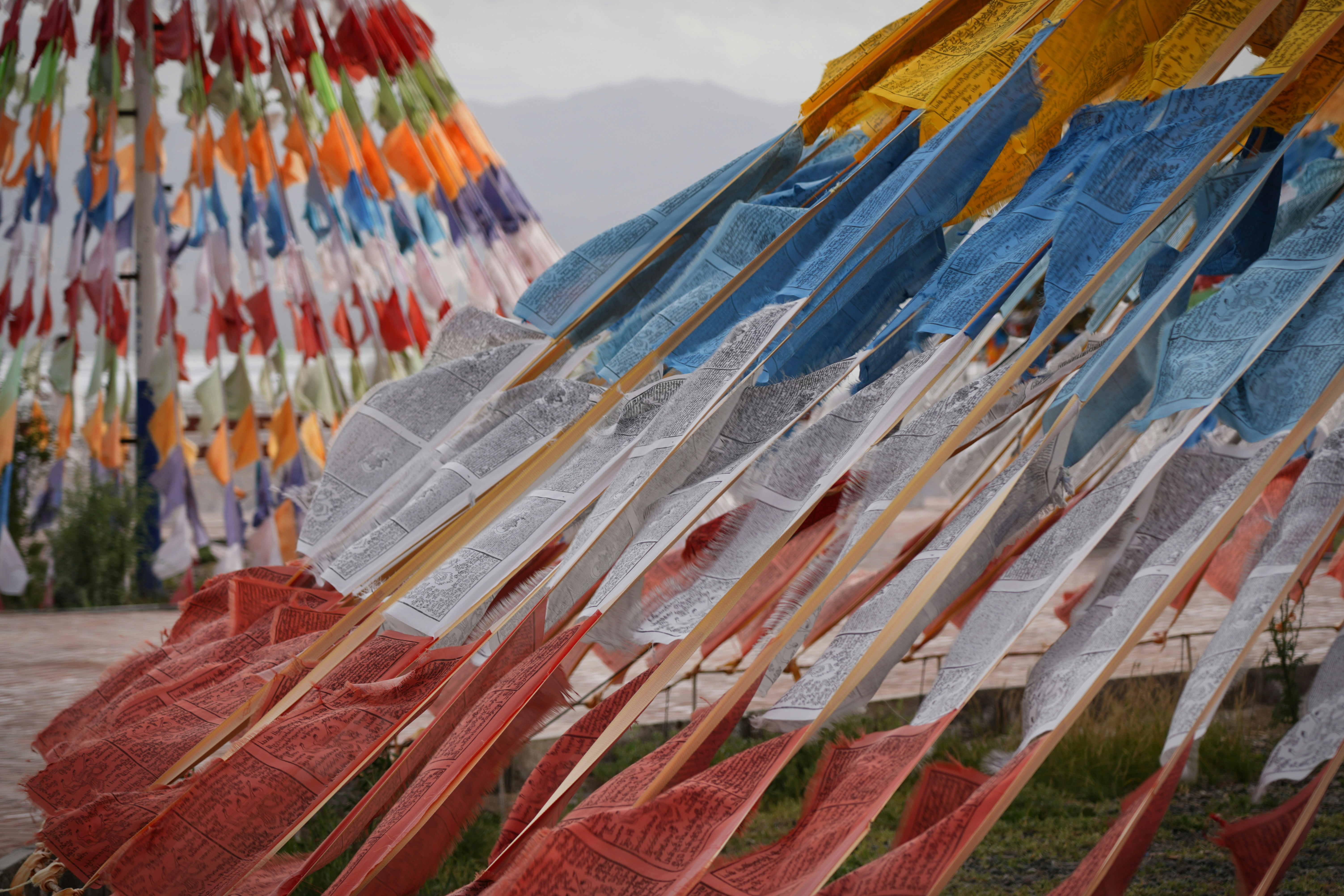 Un montón de paraguas de colores que cuelgan de un poste