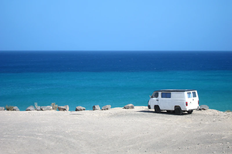 Furgoneta camper aparcada en la playa