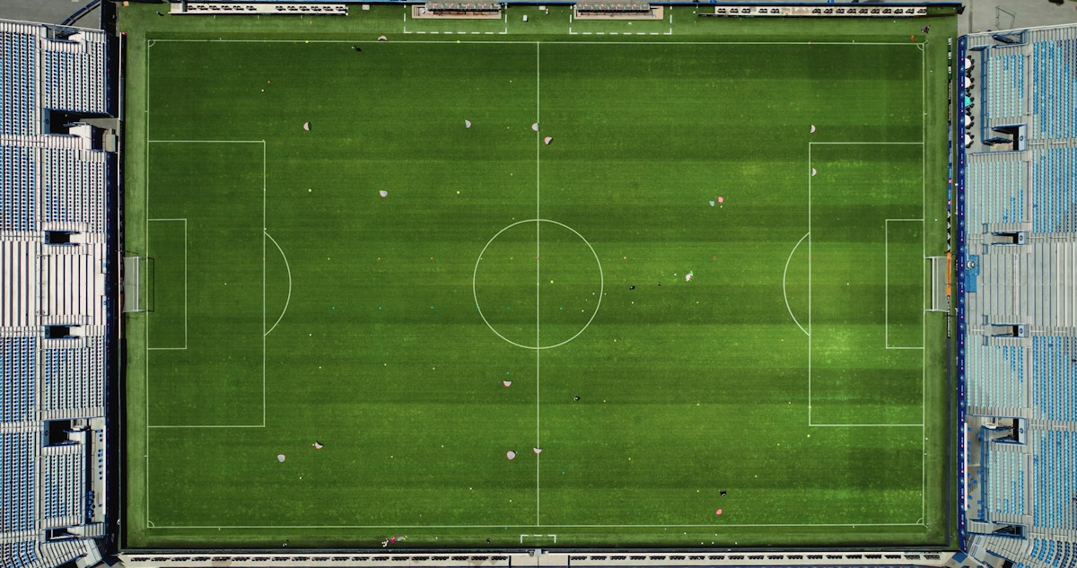 Vue aérienne d’un terrain de football entouré des tribunes d’un stade