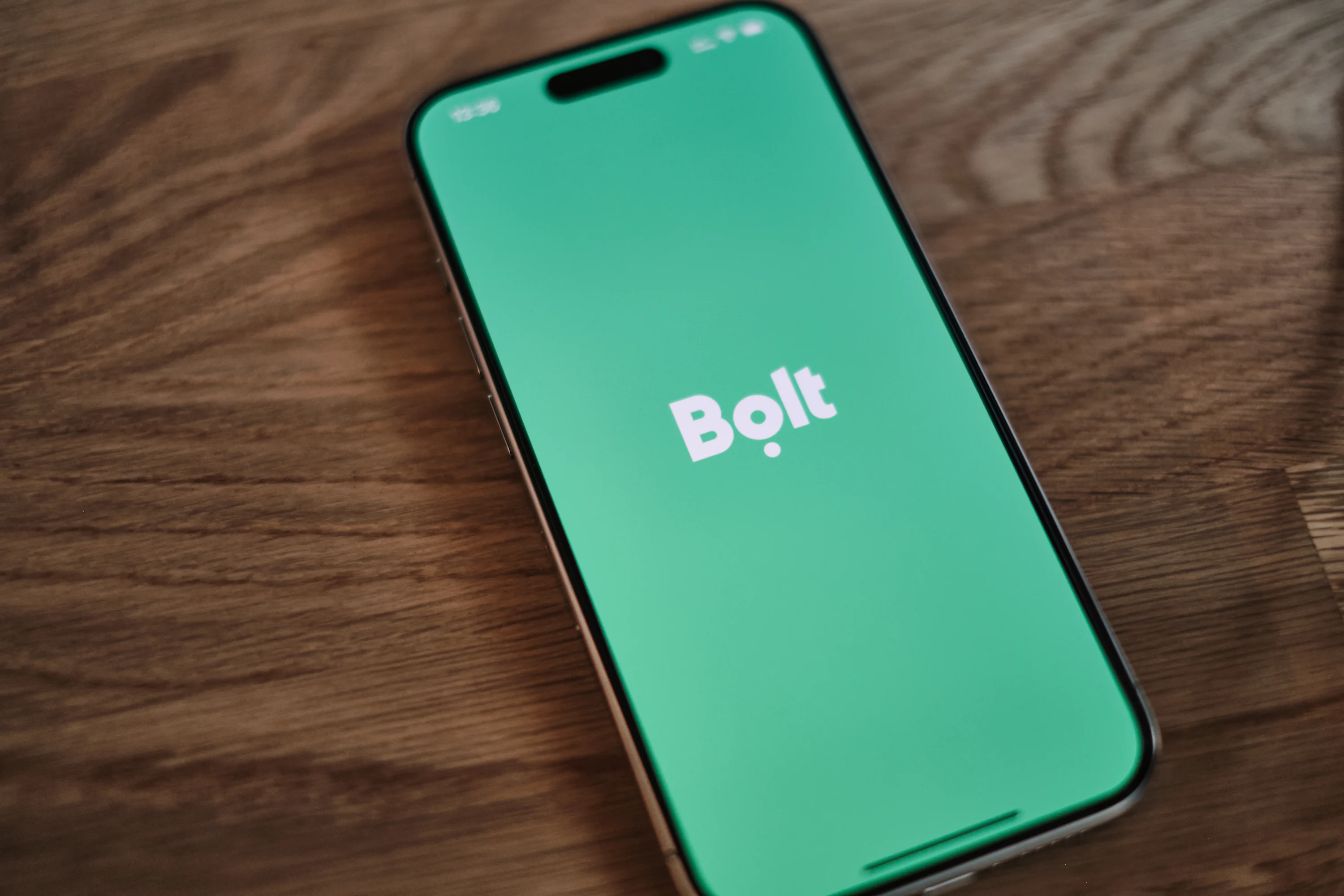 Colantare Bolt in 2026: program, conditii si bonus A phone with the bokt logo on it