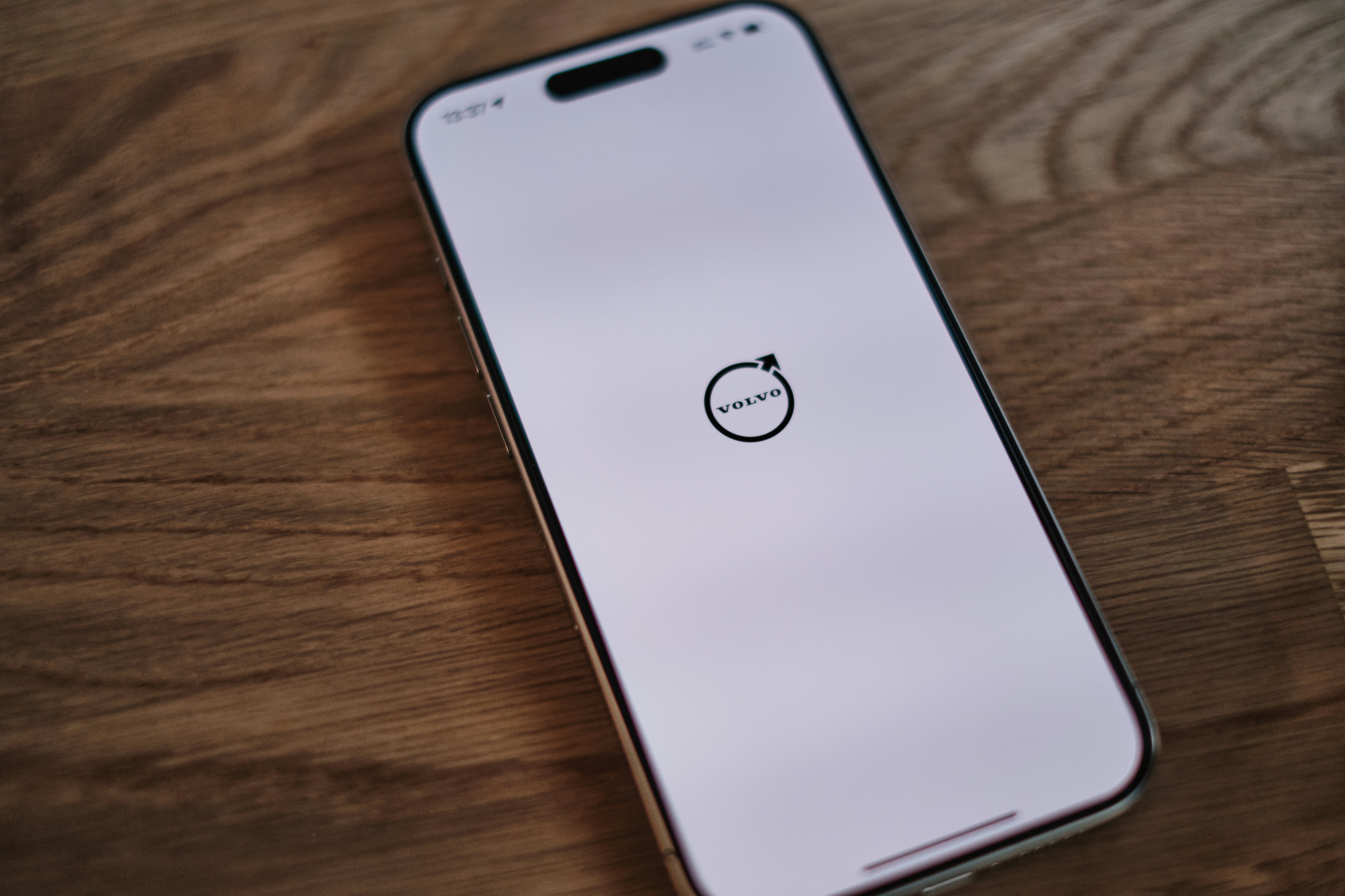 Ein Handy, das auf einem Holztisch sitzt