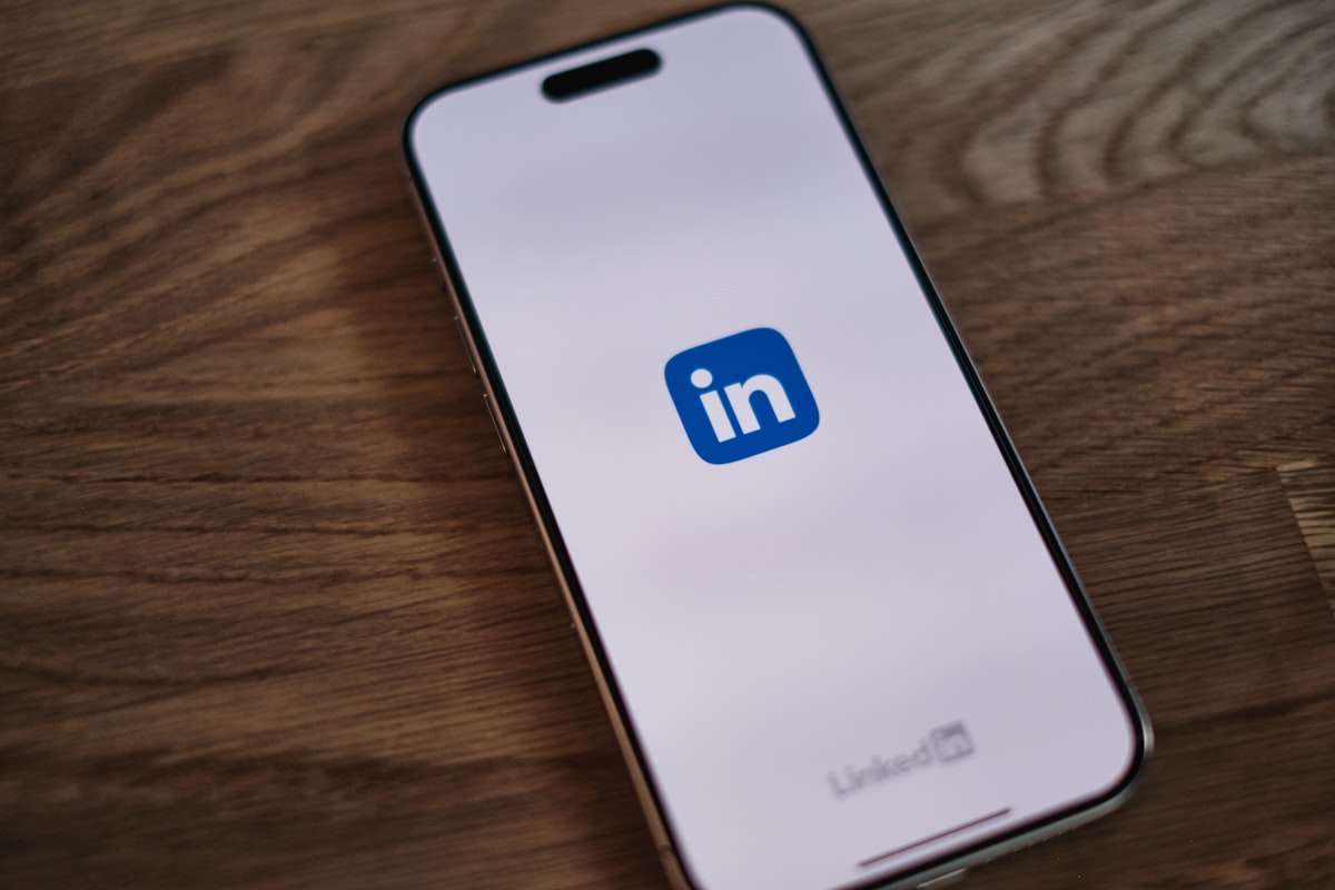 LinkedIn content formats including carousels, text posts, video, and polls with varying engagement rates