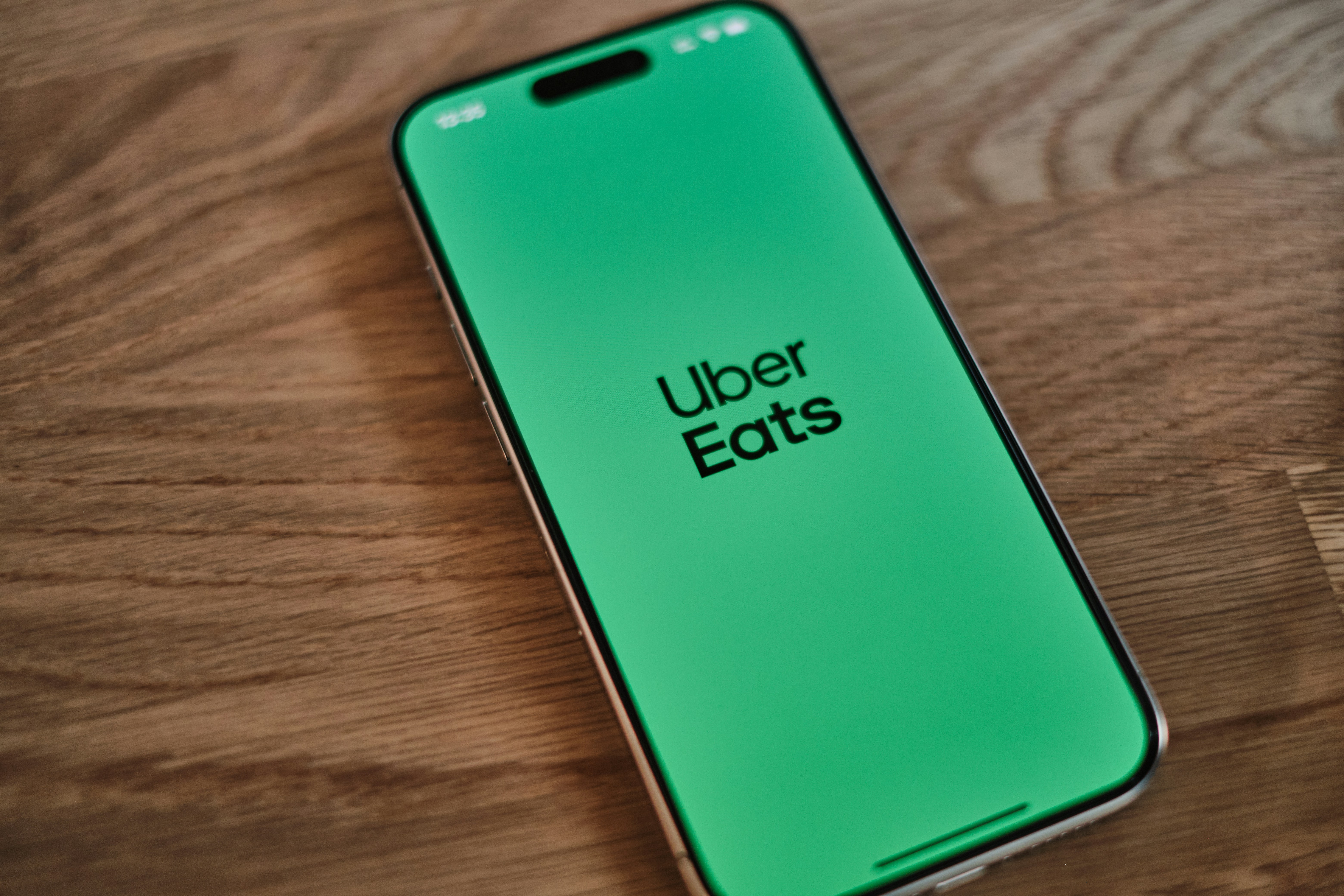 https://images.unsplash.com/photo-1729860649963-d94cc3f5f5ca?ixid=M3w2MjYzNjJ8MHwxfHNlYXJjaHwyfHxVYmVyJTIwRWF0c3xlbnwwfDB8fHwxNzUyOTg1ODA5fDA&ixlib=rb-4.1.0