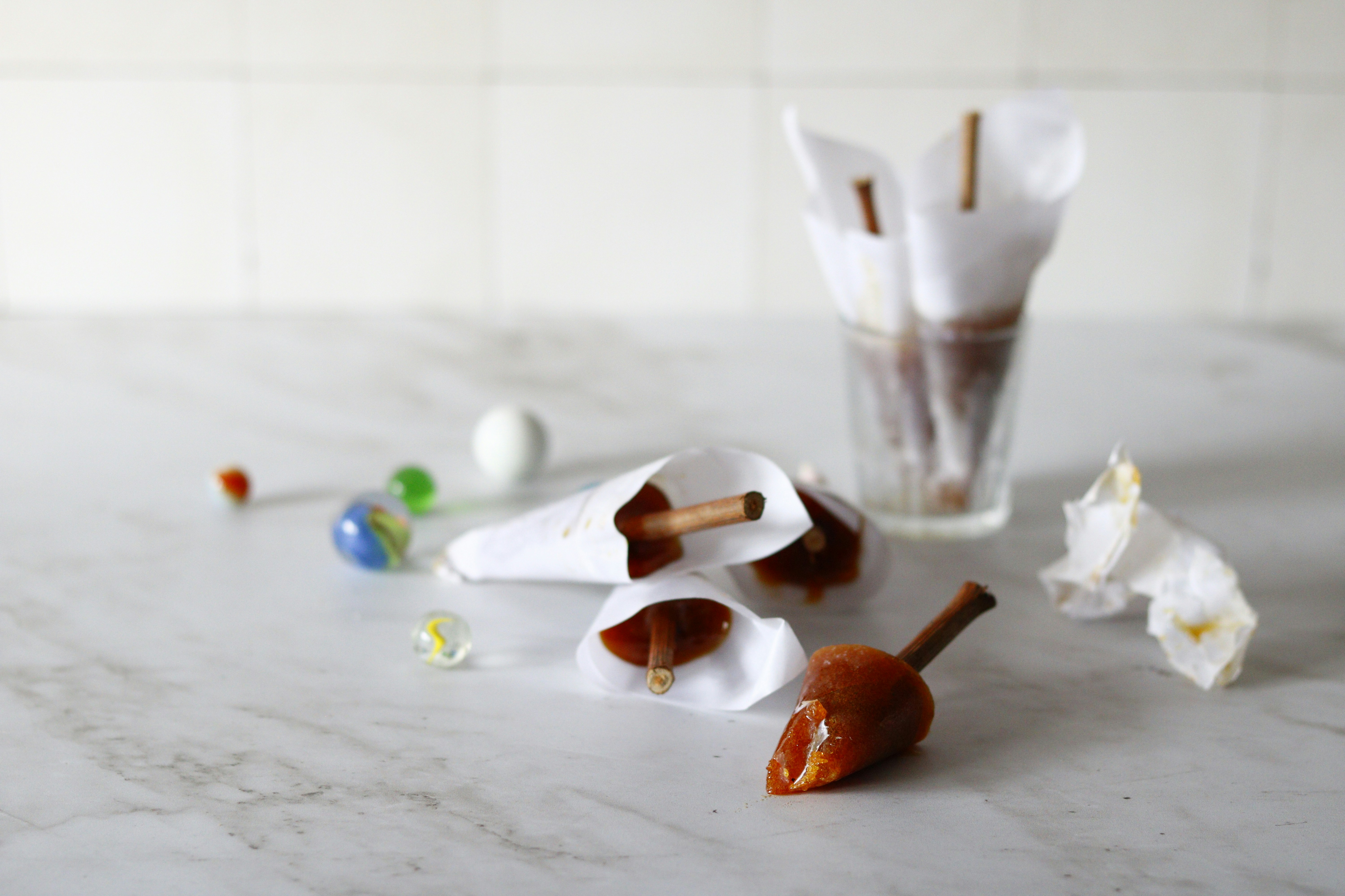 Fotomural A marble counter top with candy and candies