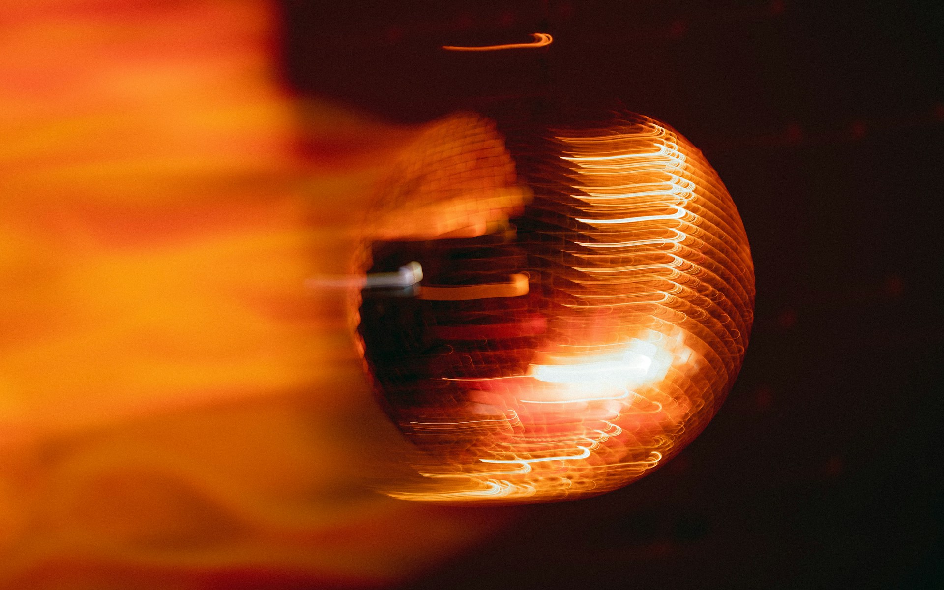 A blurry image of an object in the dark