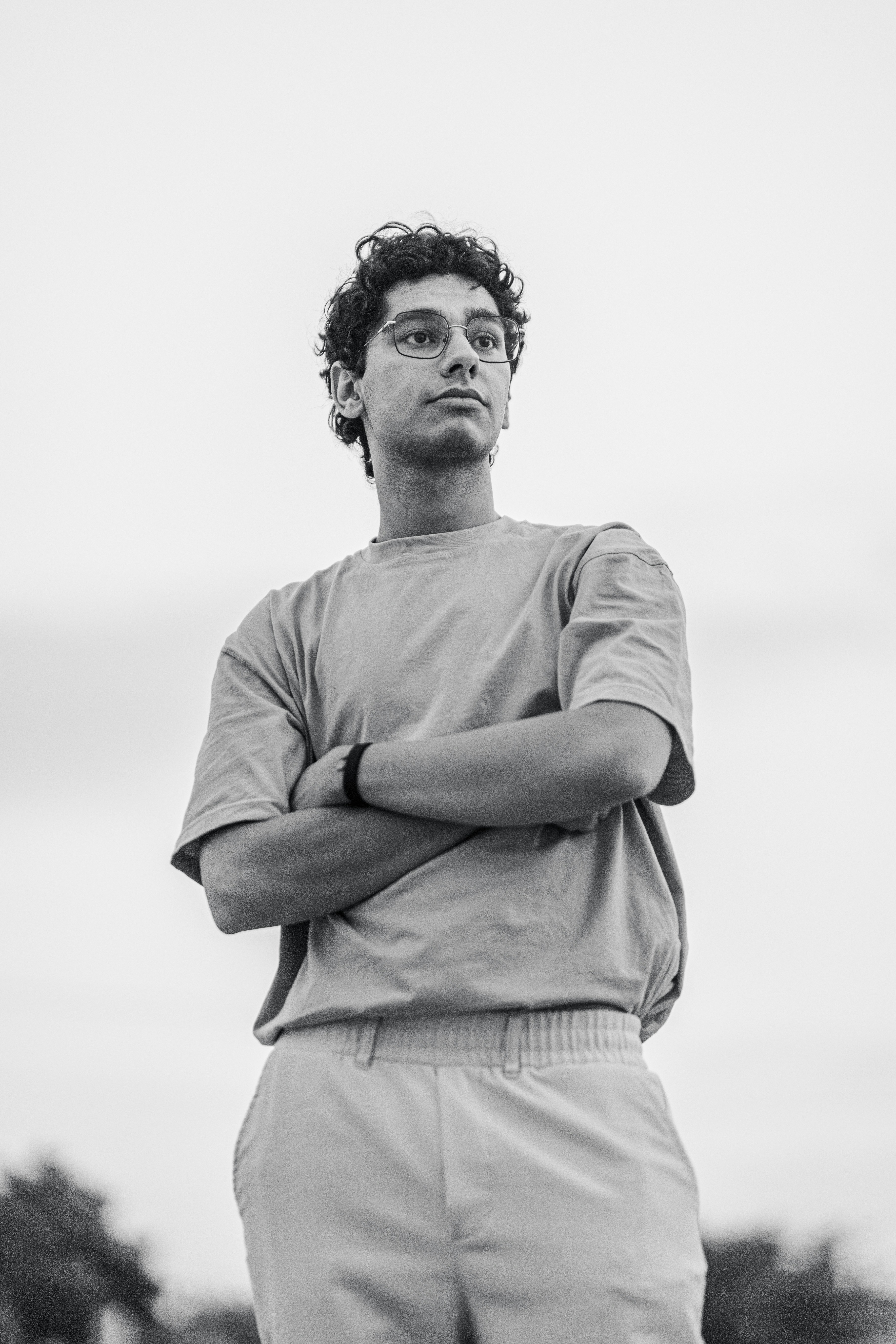 Una foto en blanco y negro de un hombre con los brazos cruzados