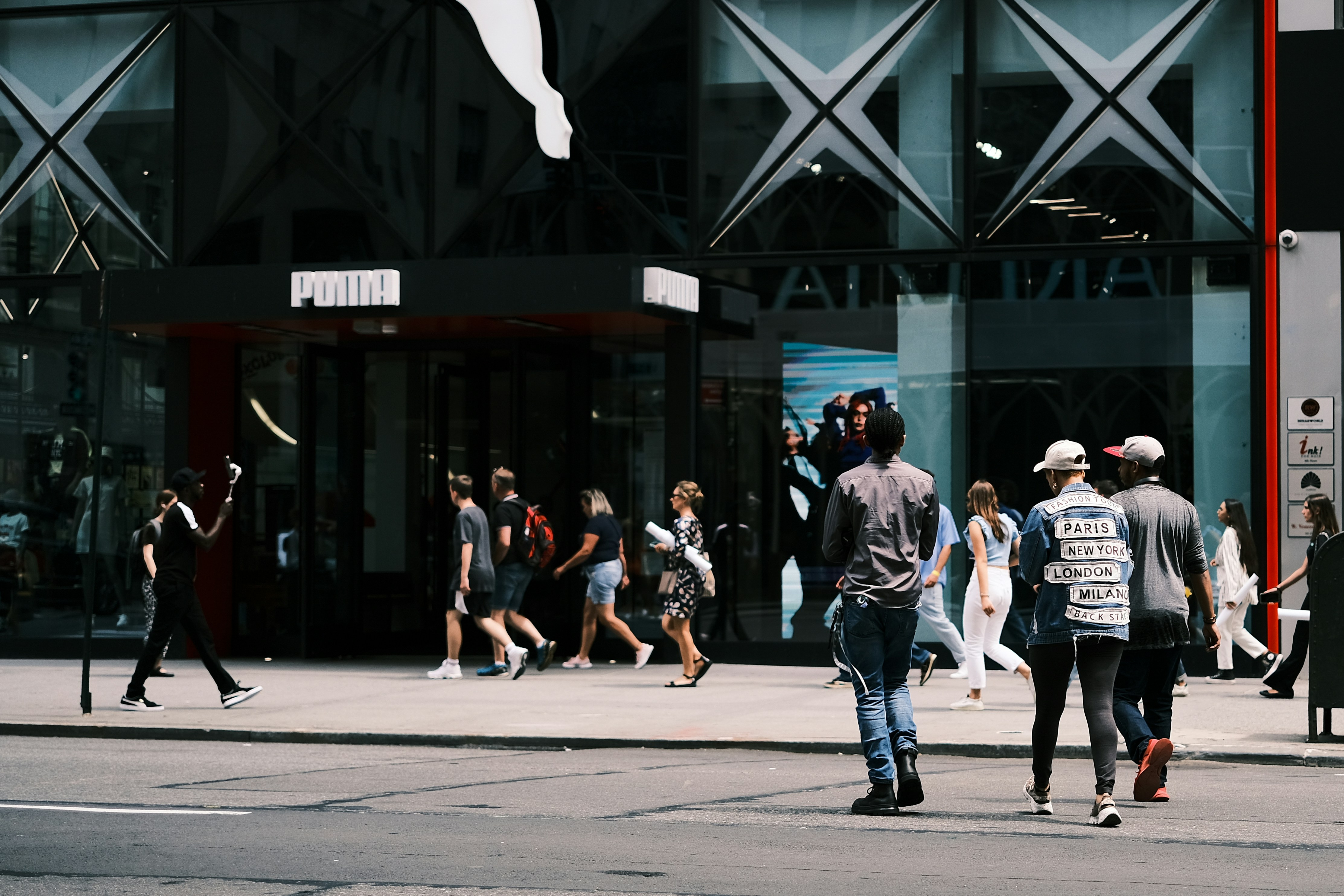 길을 건너는 한 무리의 사람들 사진 – Unsplash의 무료 뉴욕 이미지, image size:3000x2000