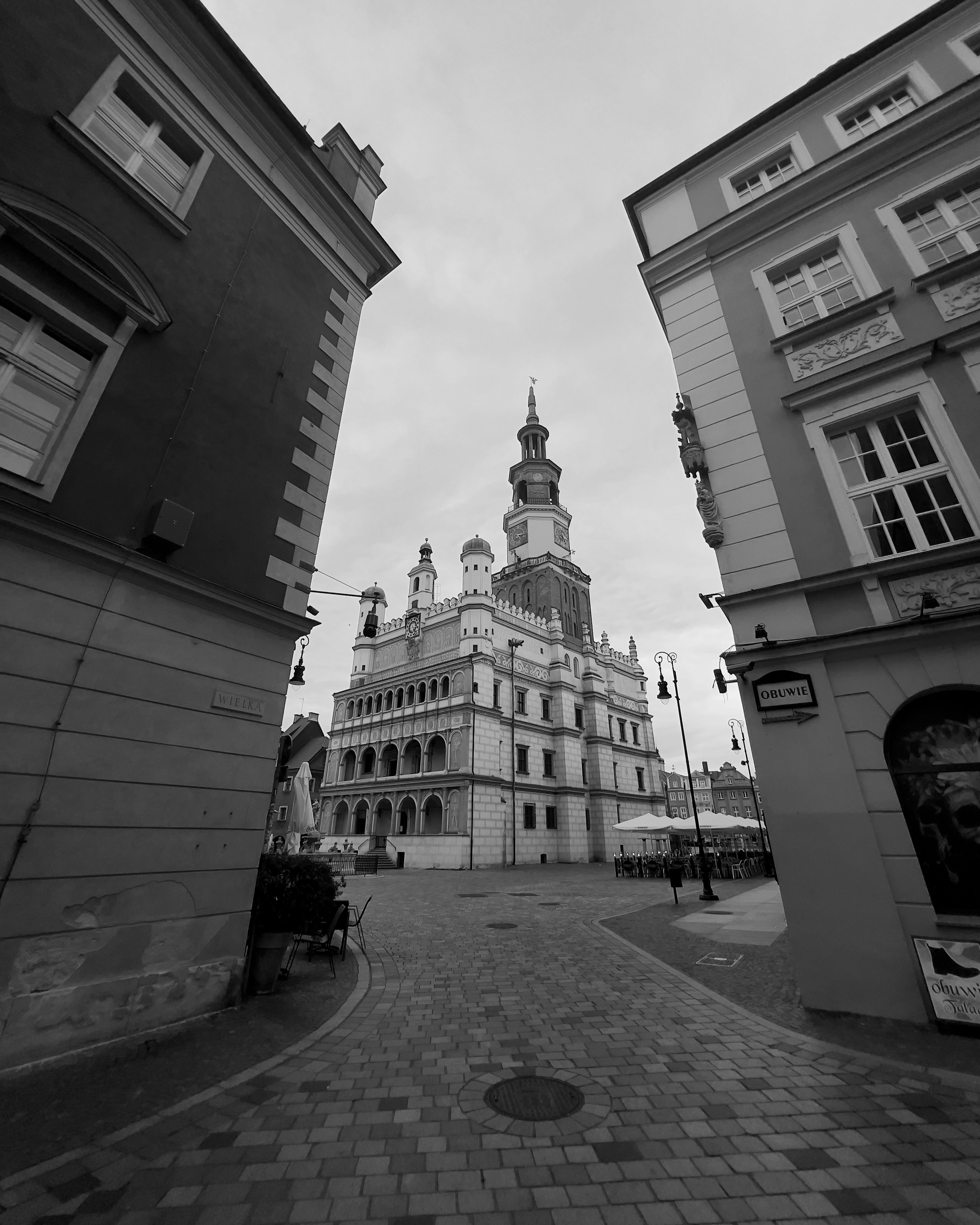A black and white photo of a building