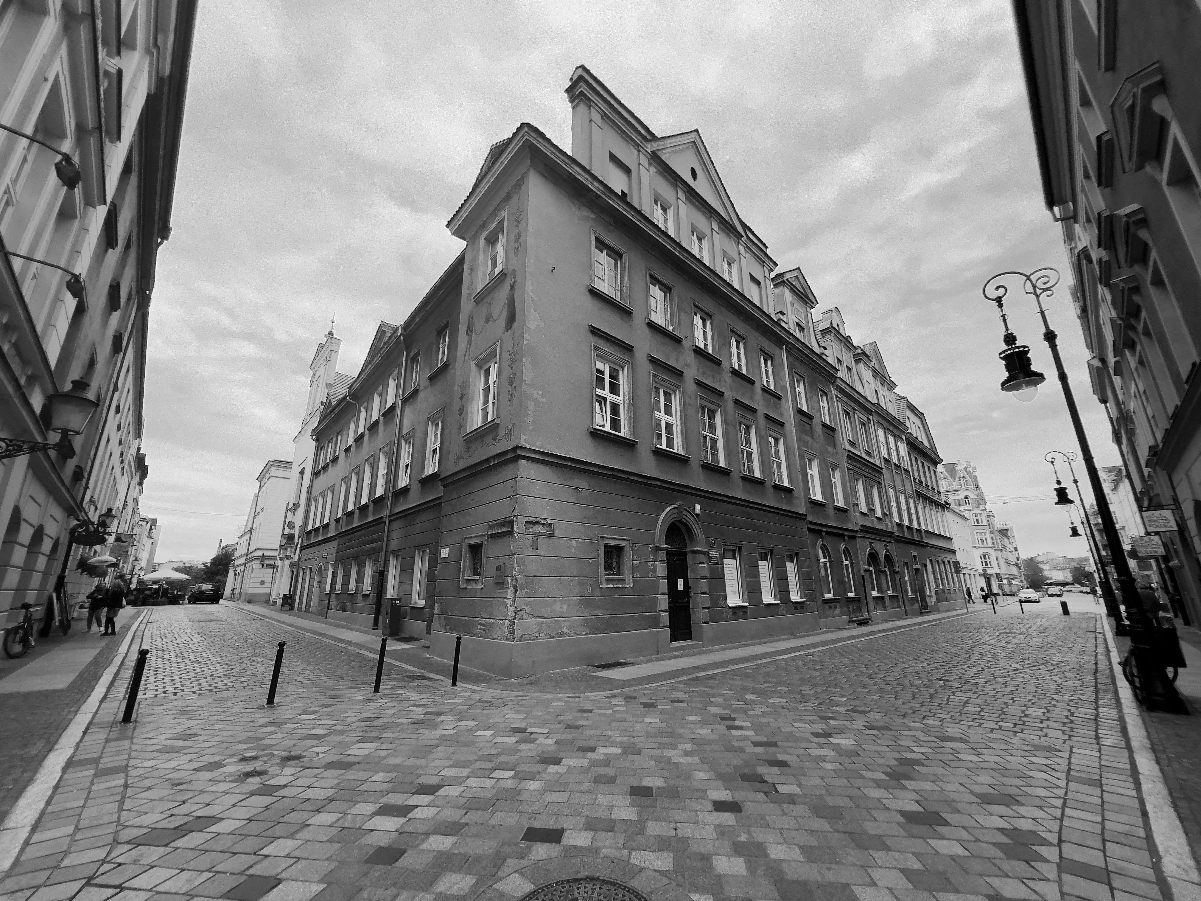 A black and white photo of a city street