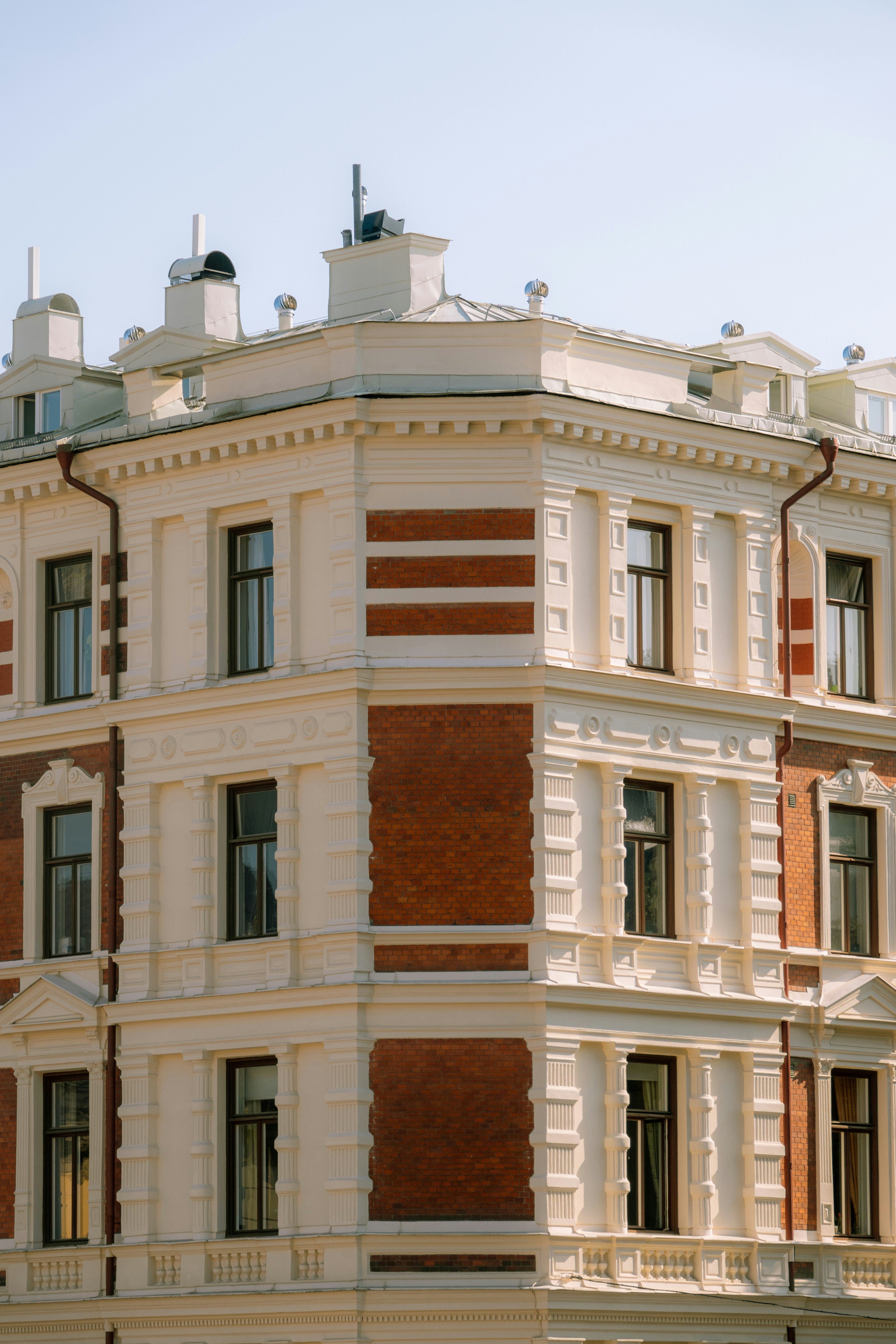 Un grand bâtiment avec une horloge au sommet