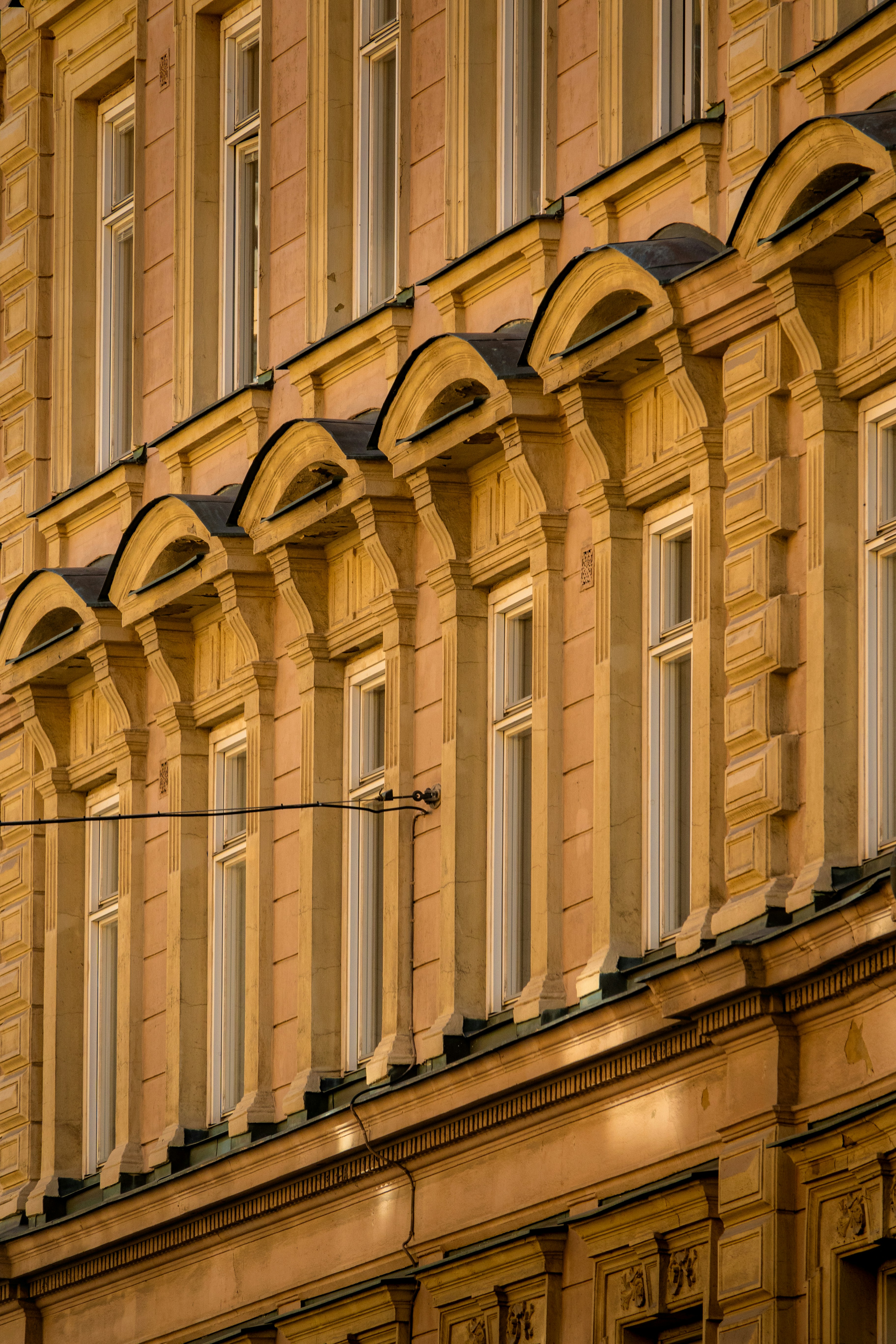 Un bâtiment avec une horloge à l’avant
