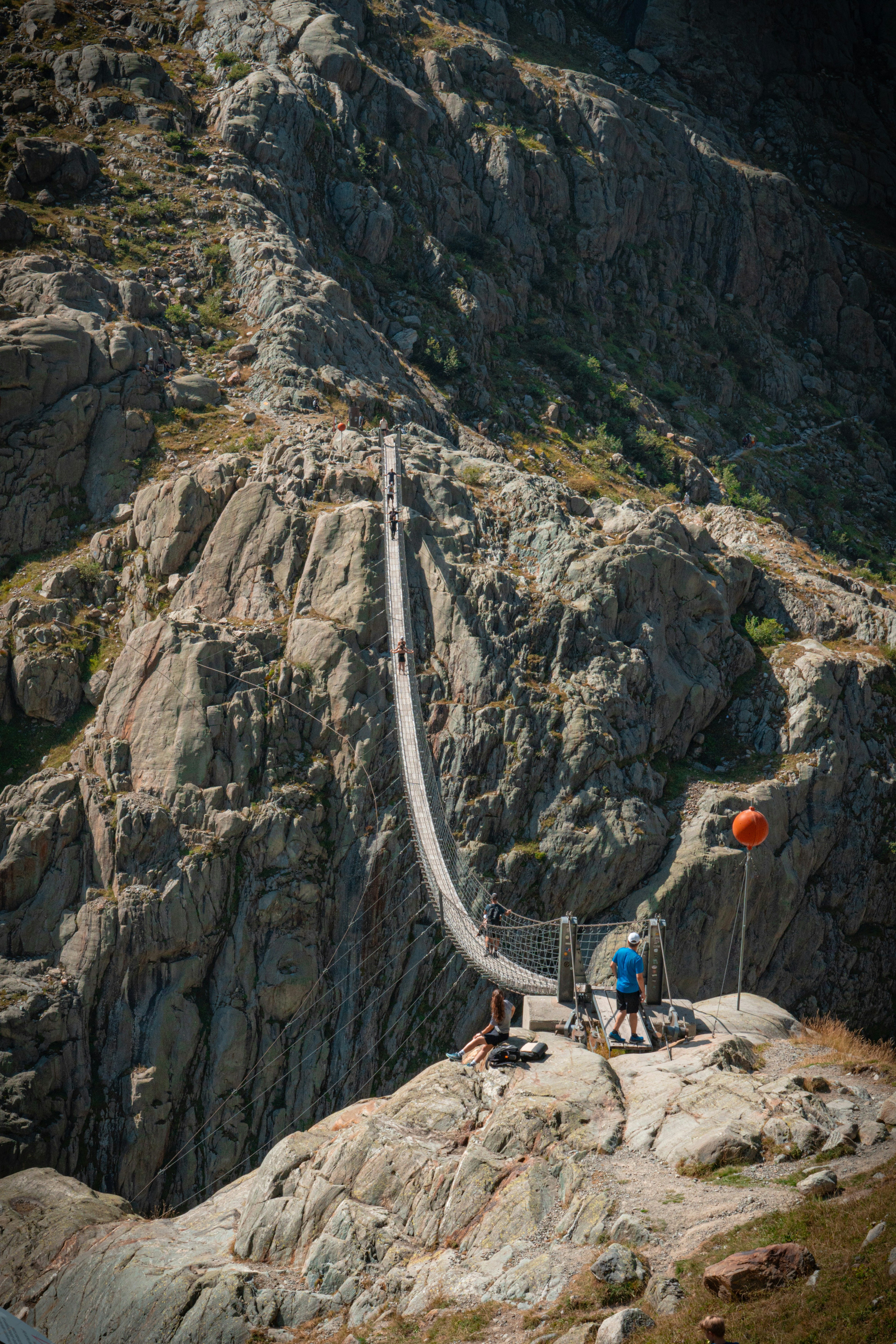Un gruppo di persone in piedi sulla cima di una montagna