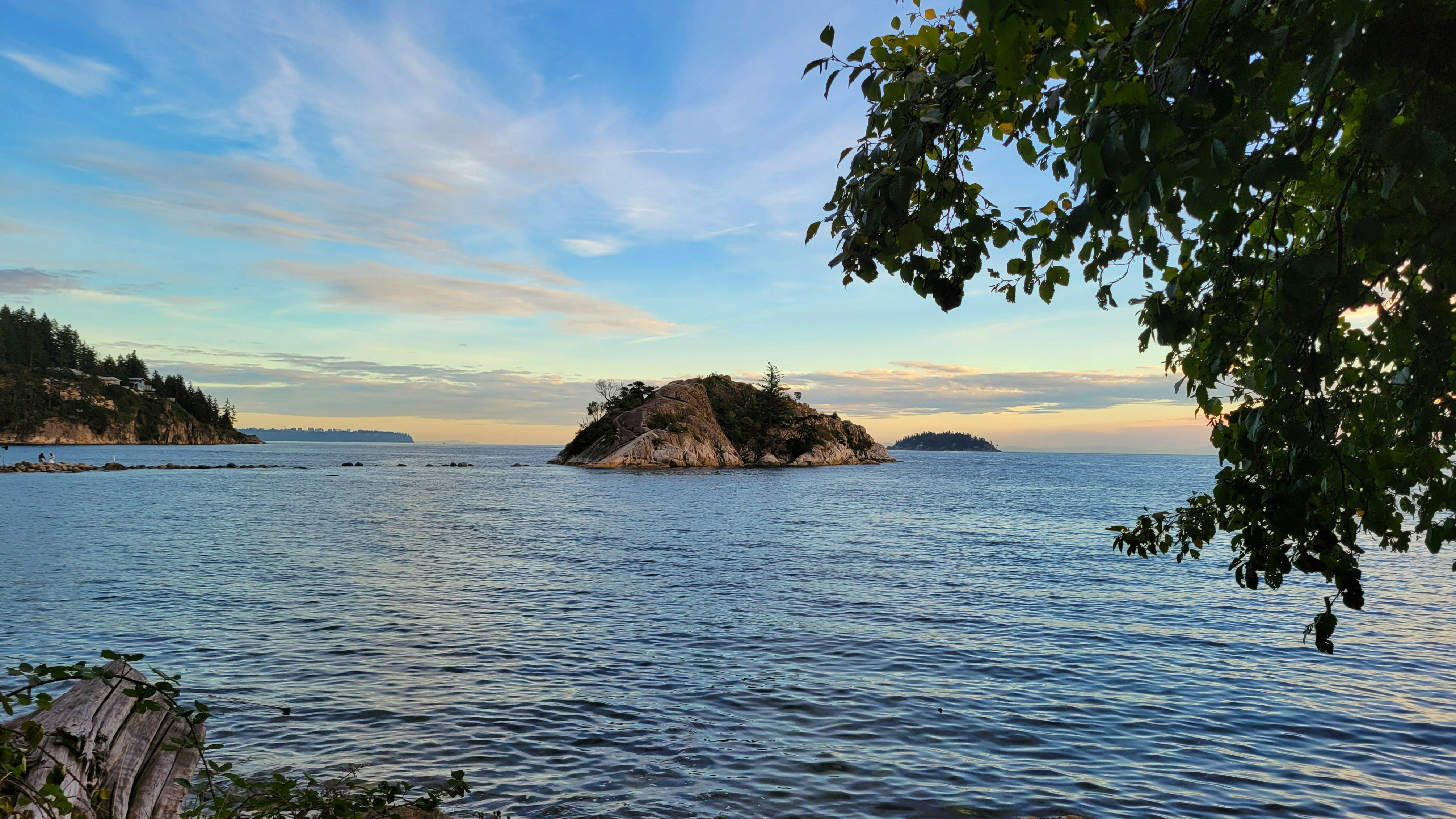 Ein Gewässer mit einer kleinen Insel in der Ferne