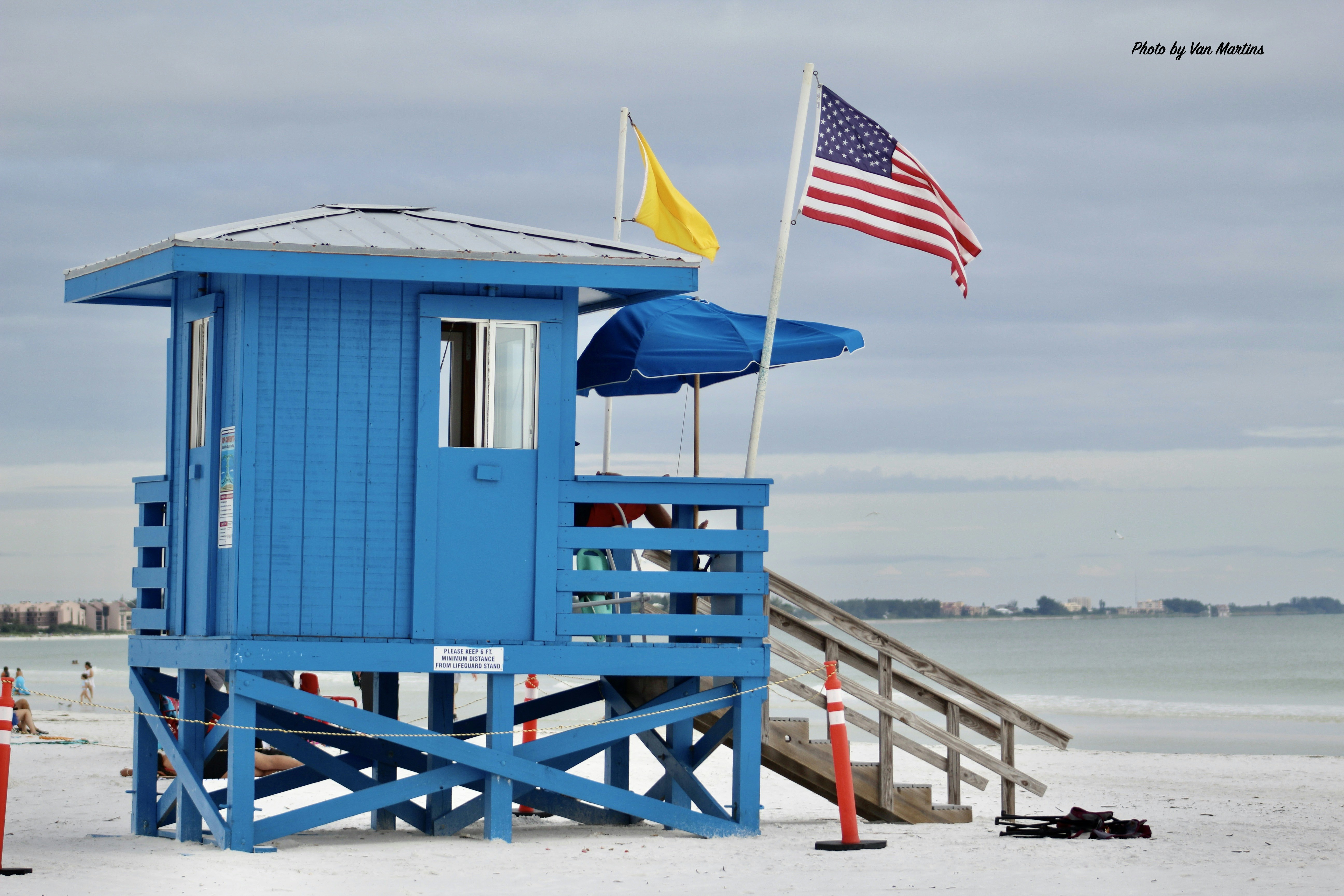 Un poste de sauveteur sur la plage avec un drapeau américain