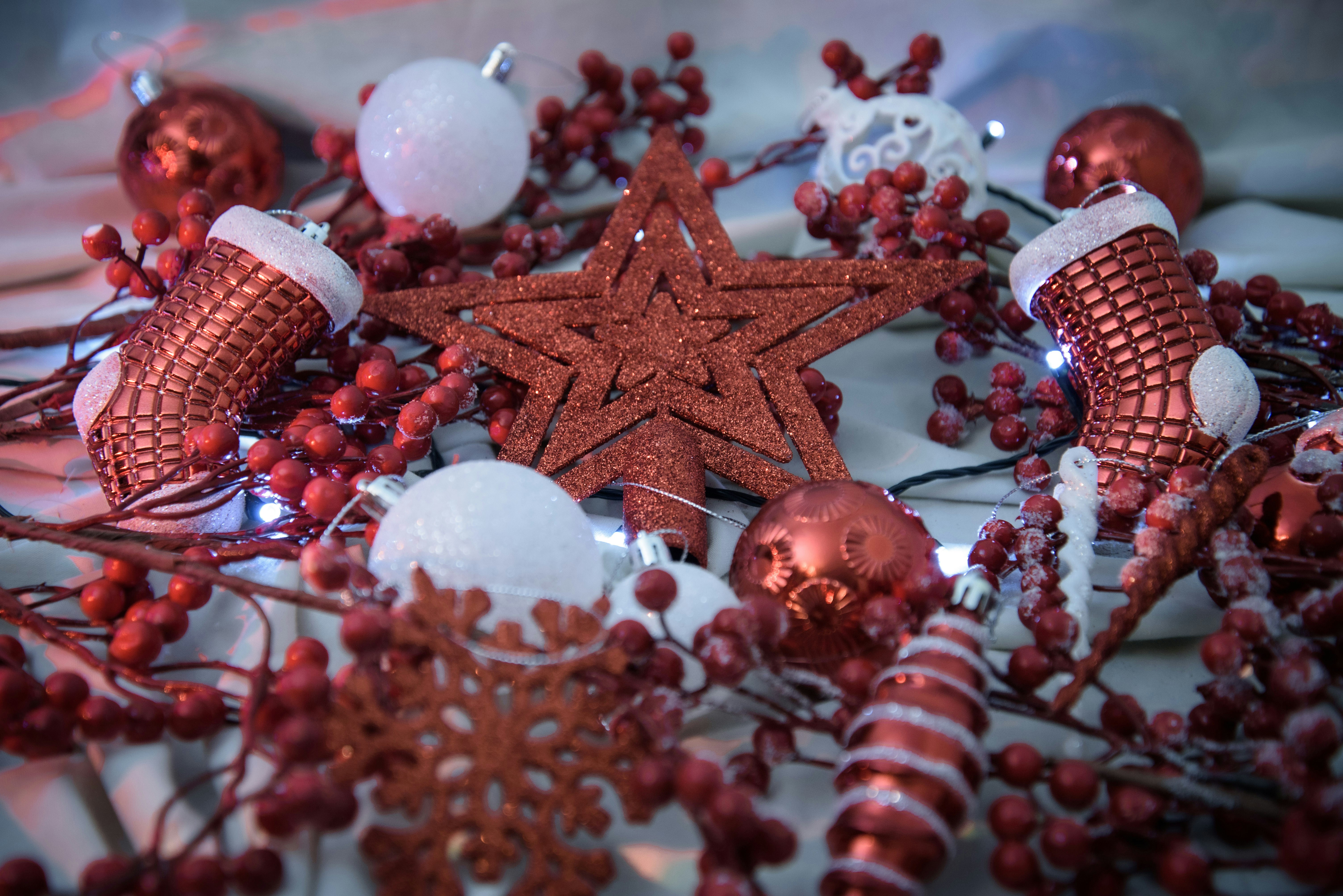 Christmas vibes level: Expert 🎄✨ Even the red star on the table is bringing its A-game! Who needs mistletoe when you have a star this bold? ⭐️