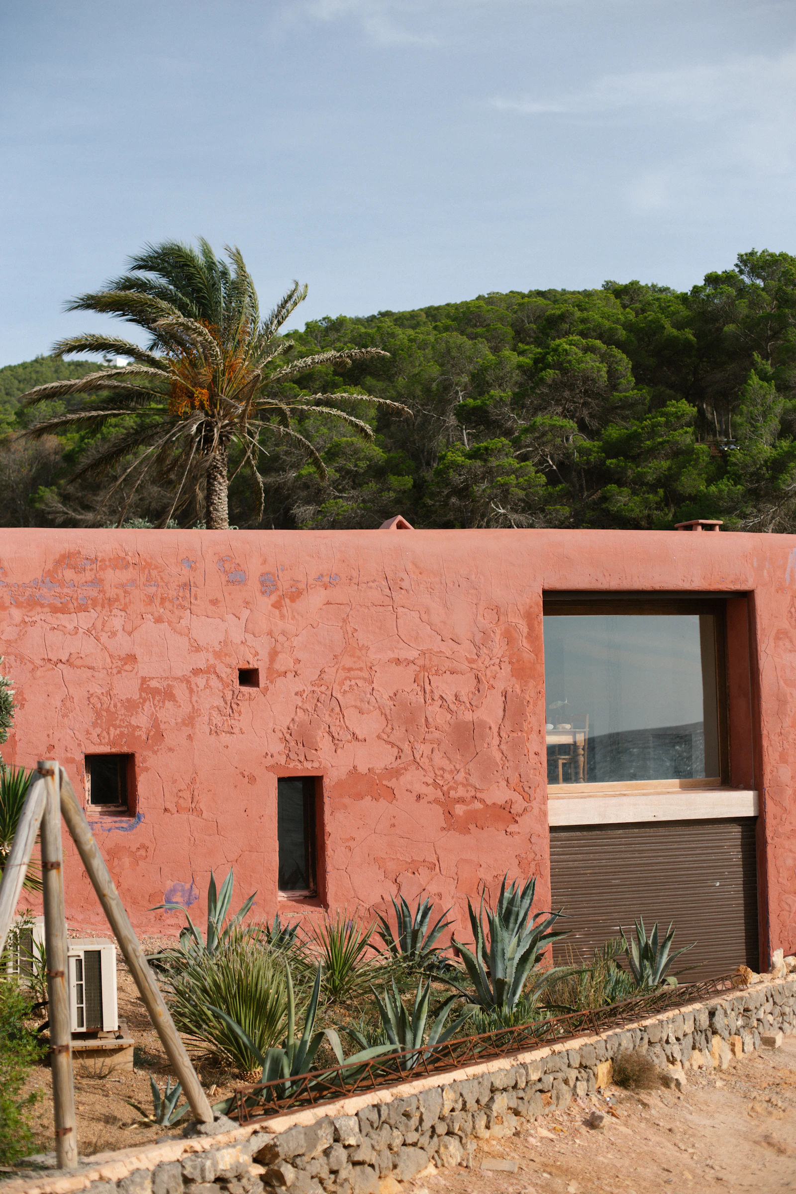 Façade résidentielle contemporaine en terre cuite avec palmier — résidence Beyt Ghanem