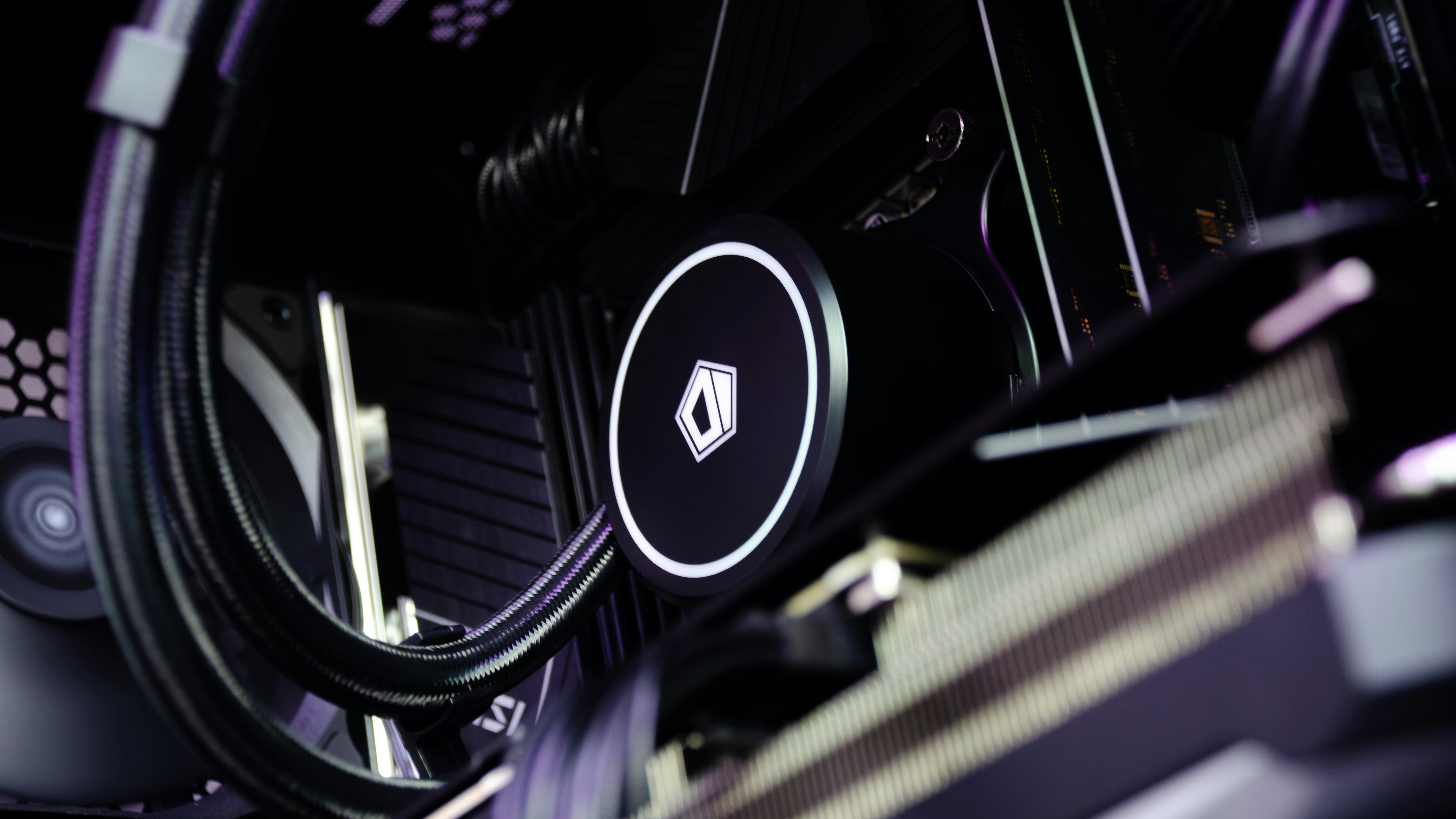 Un primer plano de un montón de aparatos electrónicos en una habitación