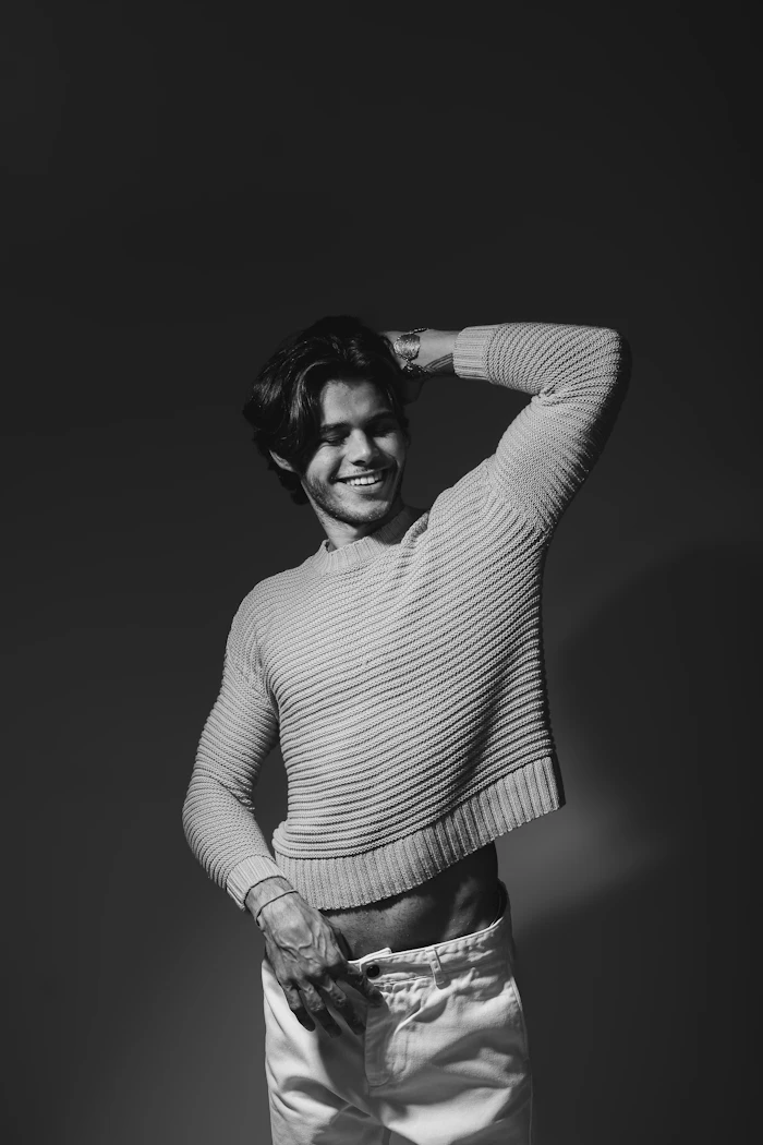 Oversized sweatshirt outfit inspired by 80s men's fashion