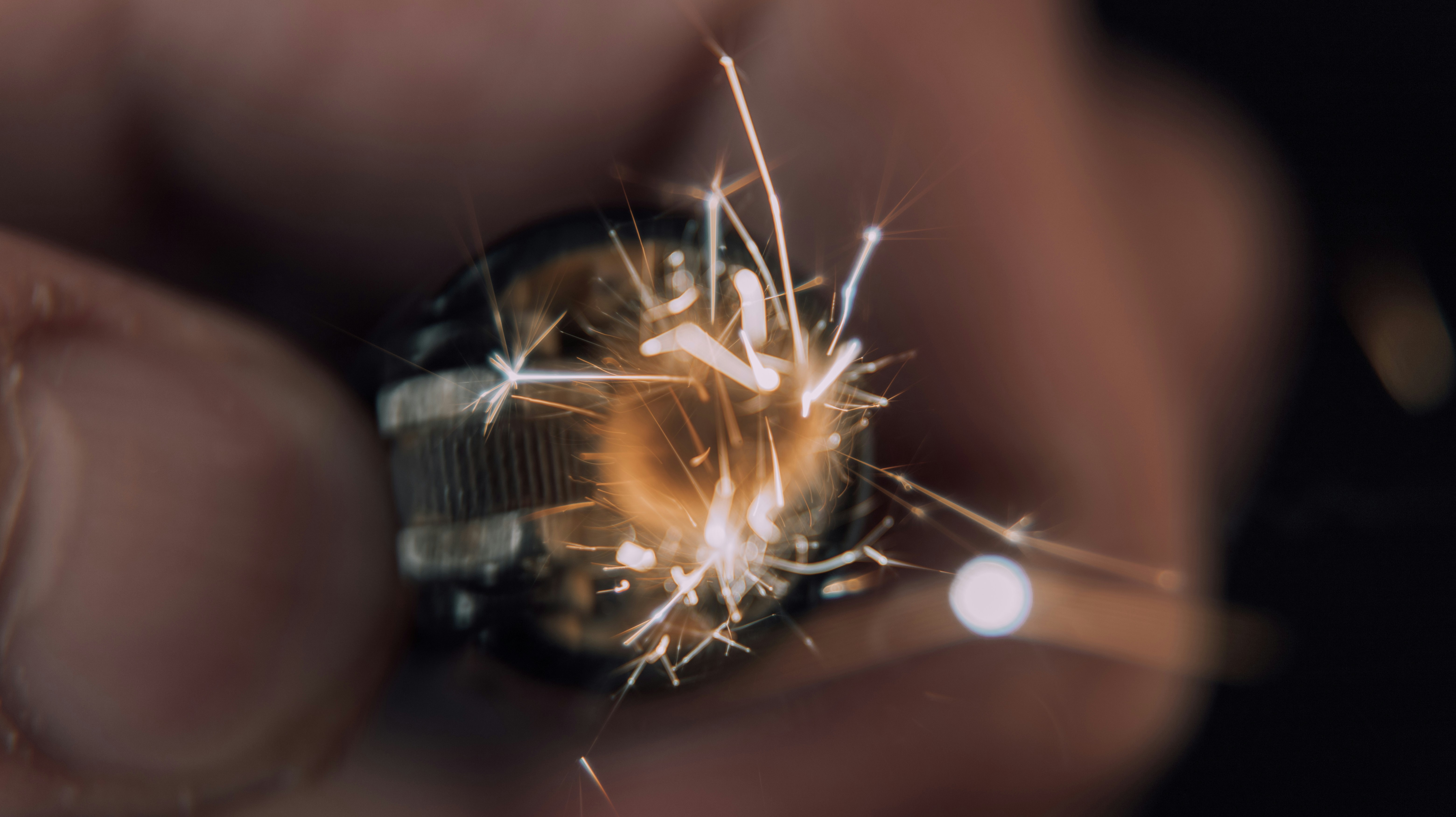 hand holding a blown blade fuse above a fuse holder on a battery cable