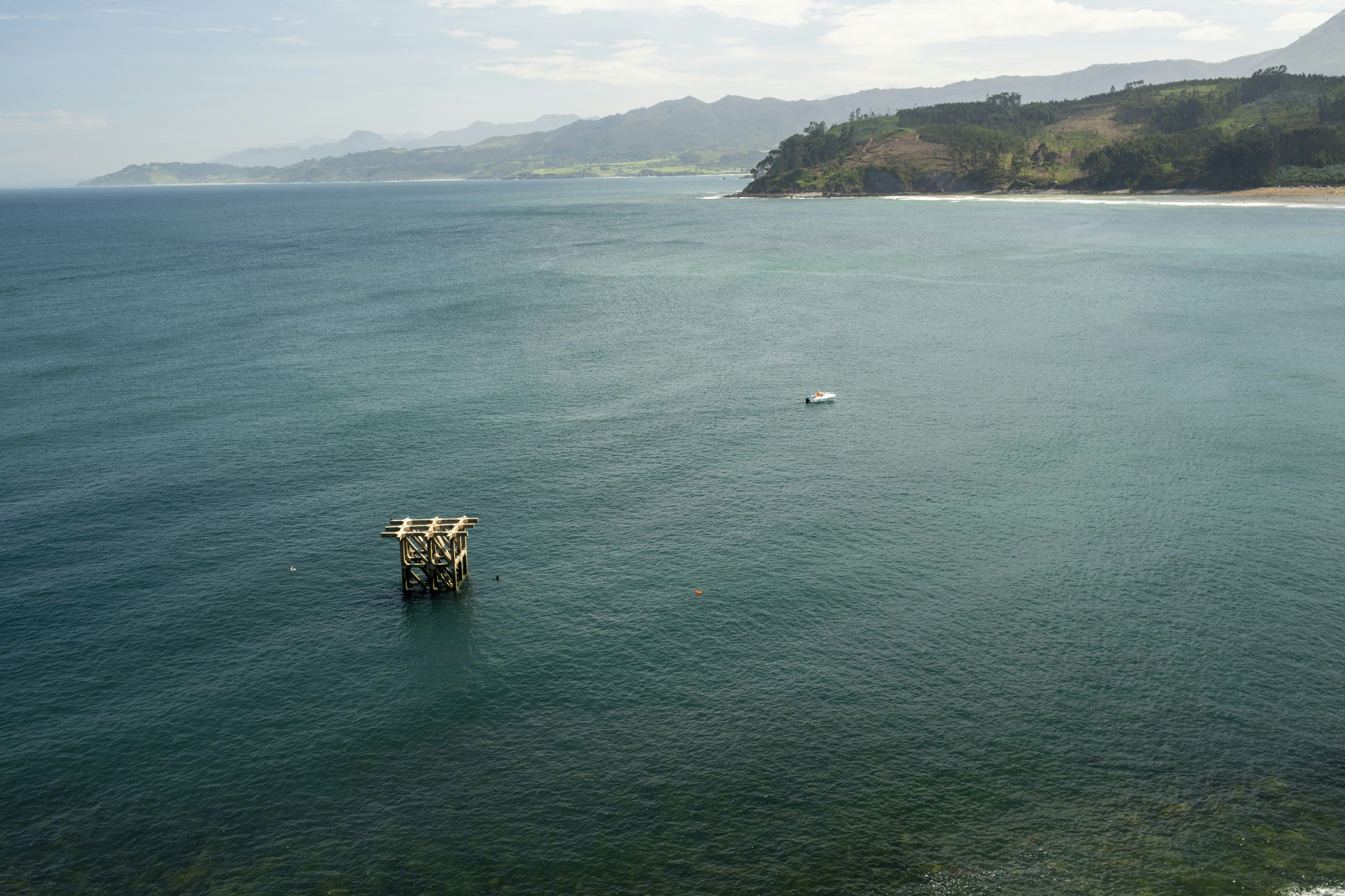 Ein großes Gewässer mit einem Boot darin